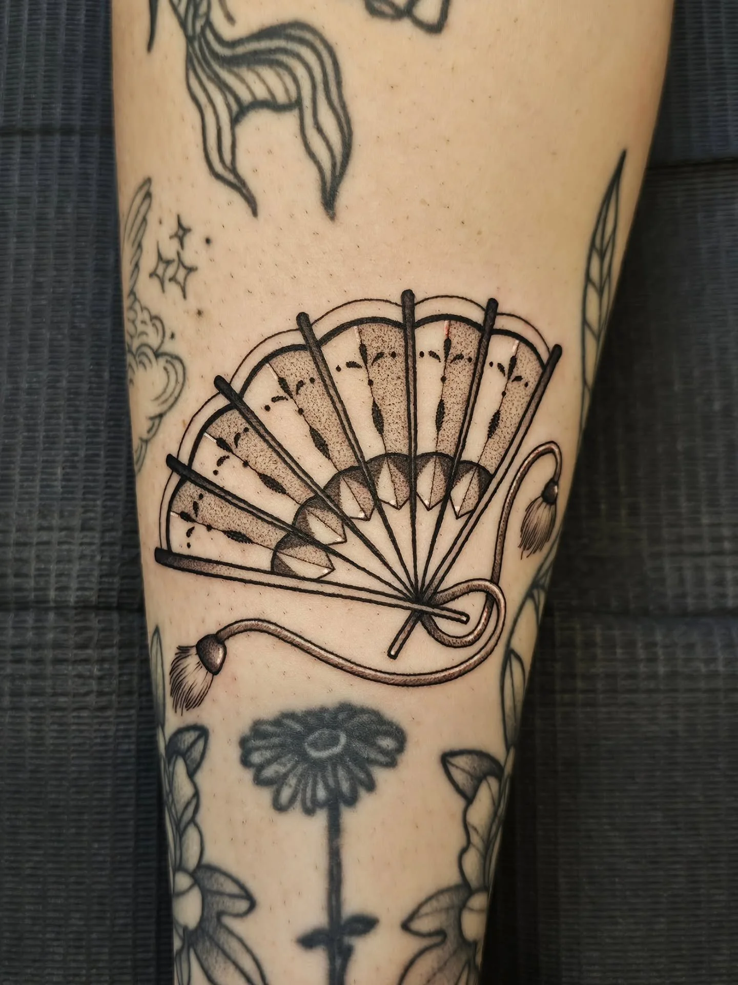 🪭 FAN 🪭
decorative fan gap filler for @lexi_cannistraci 🙂 i freaking love the tassels on this one!

● books open MARCH 1ST for MAY appts ●

#blackworktattoos #fantattoo #gapfiller #earthandbonetattoo #pennstate