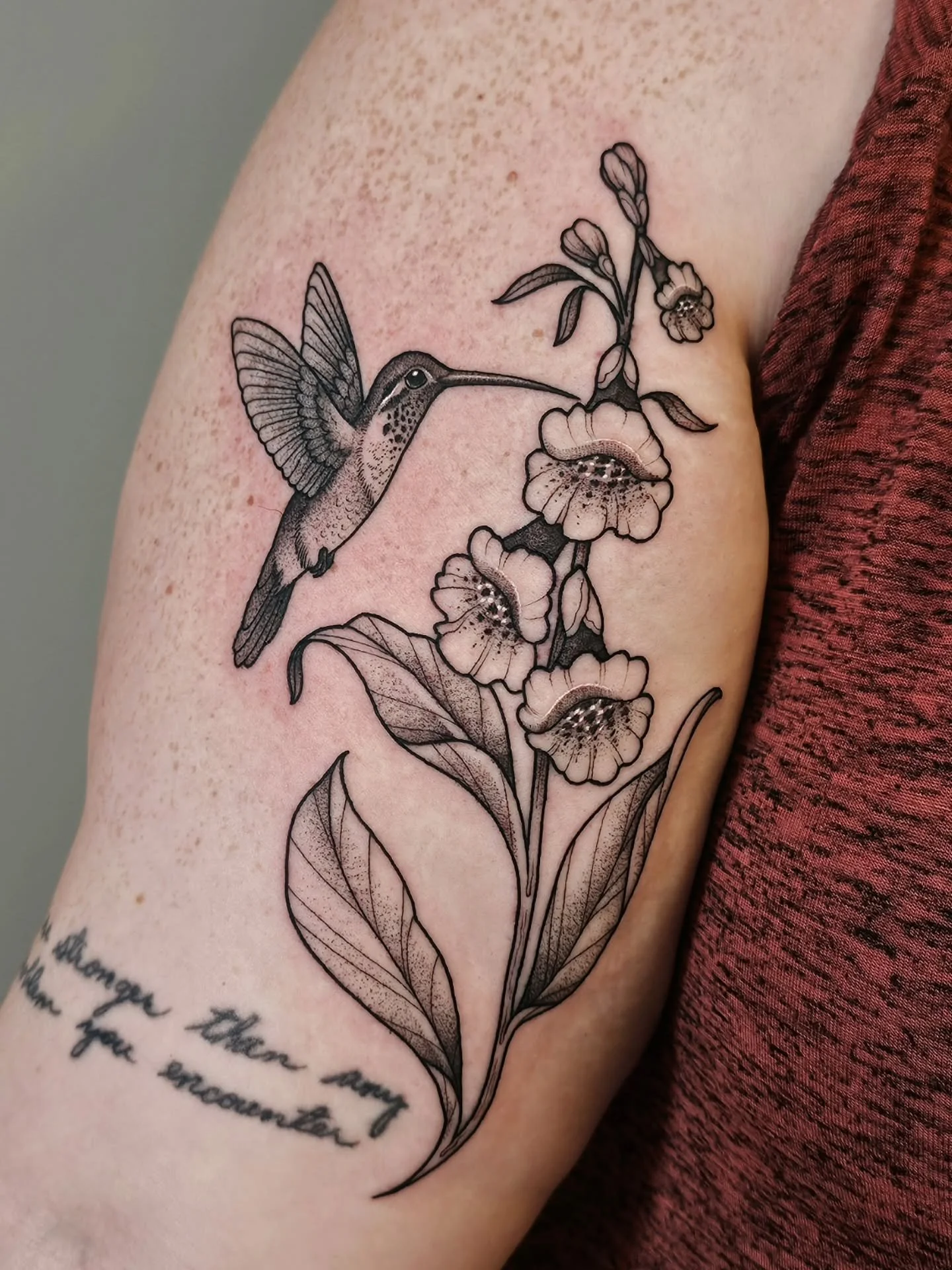 🐦 HUMMINGBIRD 🐦
foxglove flowers &amp; a hummingbird for @abby_lohr 😊 manifesting a perfect spring 

● books open MARCH 1ST for MAY appointments! ●

#hummingbirdtattoo #blackworktattoos #foxglove #earthandbonetattoo #pennstate