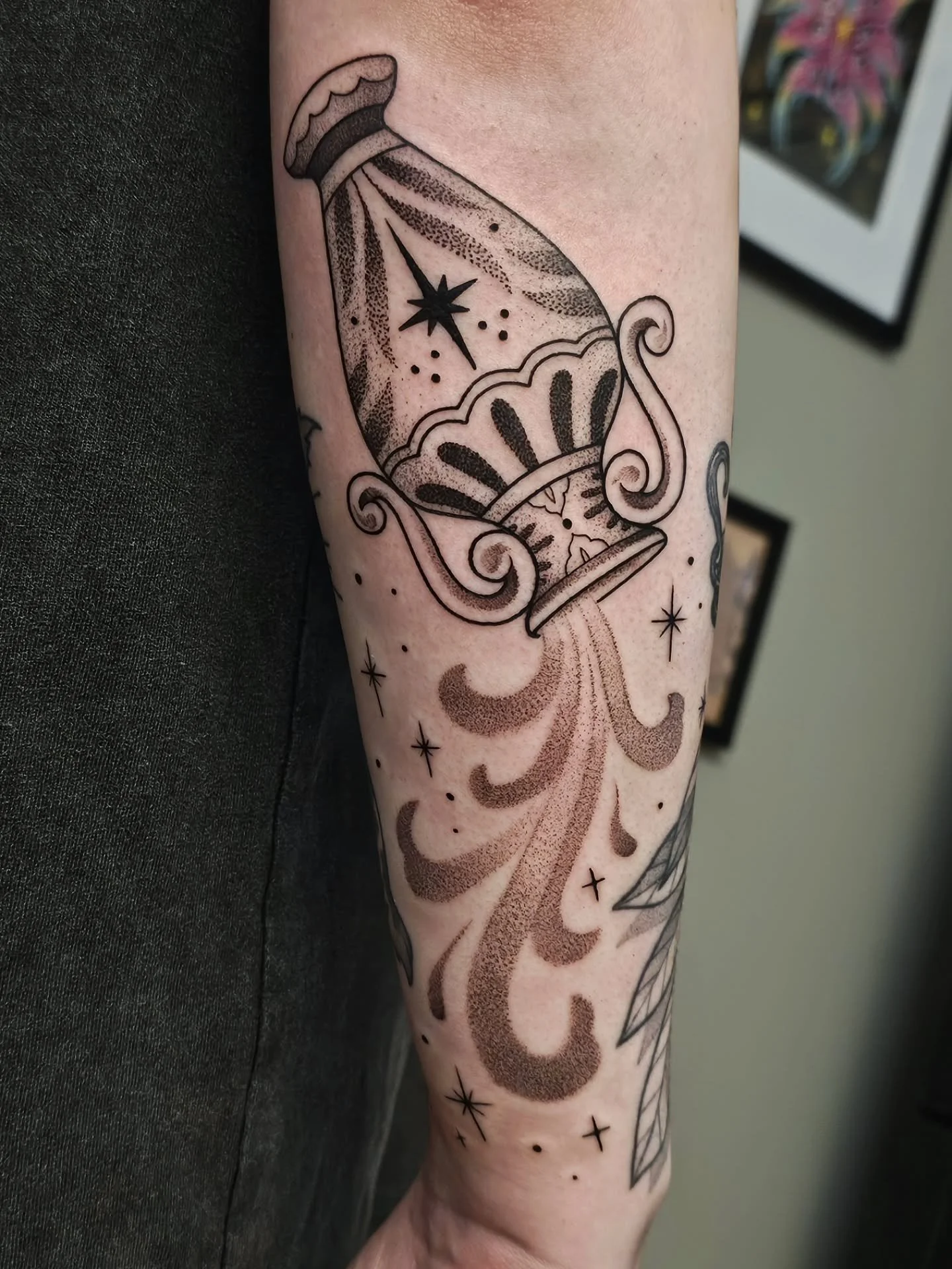 ♒️ AQUARIUS ♒️
drawn-to-fit vase for @carly.stephens_ 🏺 the satisfaction of a perfect gap filler is unmatched 

☆ BOOKS OPEN APRIL 1ST @ 6PM FOR JUNE APPTS ☆

#aquarius #aquariustattoo #vasetattoo #blackworktattoos #pennstate