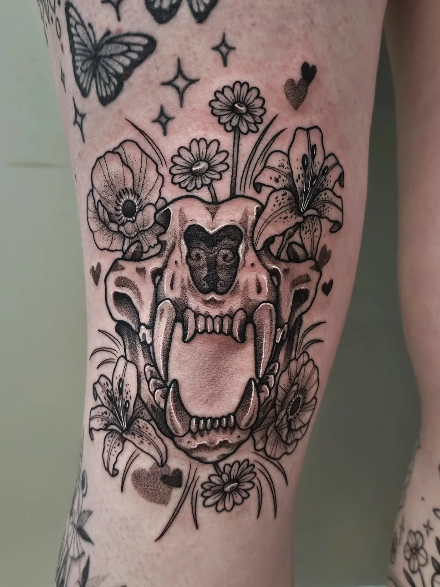 🐯 TIGER SKULL 💀
r.i.p to @alexiserynne 's kneeeee - youre a trooper dude, thank you for your continued trust over the years 😊 

☆ BOOKS OPEN APRIL 1ST @ 6PM FOR JUNE APPTS ☆

#tigertattoo #tigerskull #blackworktattoos #kneetattoo #pennstate