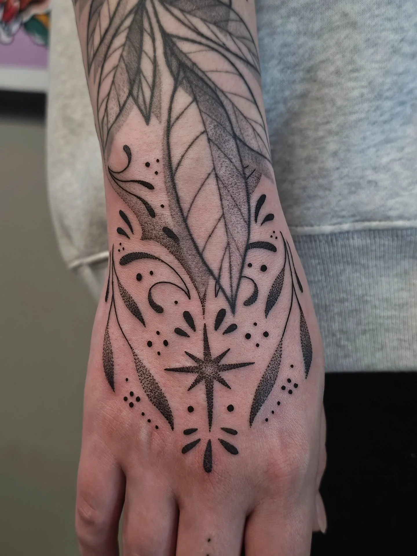 👌 HAND JOB 👌
got to add this adorable dainty design to some previous work from last year! thanks so much @carly.stephens_ always a pleasure 😊

☆BOOKS OPEN MAY 1ST FOR JULY APPTS☆

#handtattoo #dotworktattoo #pennstate #blackworktattoos #ornamental