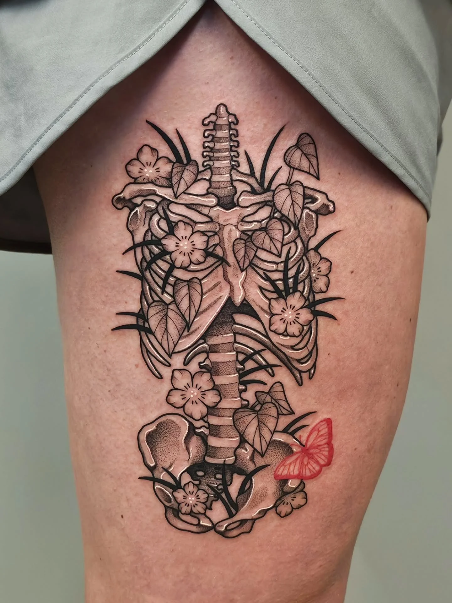 🦴 EARTH &amp; BONE 🦴
bones for the lovely Tessa - thank you so much! always down for a little pop of red ❤️

☆ BOOKS OPEN MAY 1ST @ 6PM FOR JULY APPTS ☆

#ribcagetattoo #skeletontattoo #thightattoo #blackworktattoos #pennstate