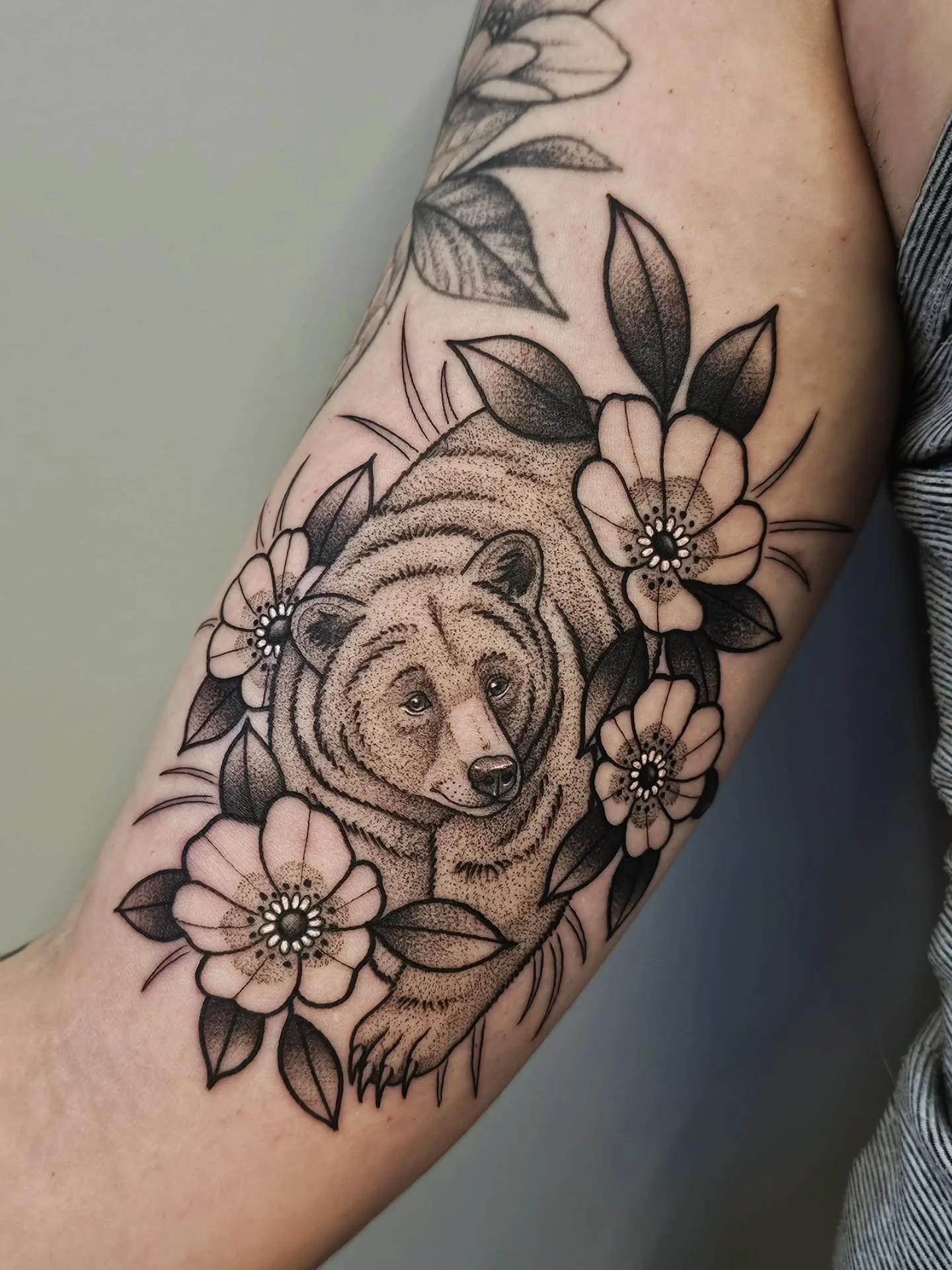 🐻 BROWN BEAR 🐻
so stoked on this one I'm actually posting immediately after 🥹 thank you so much @littlemopine for sitting so well im obsessed with it! 

🚨 BOOKS OPEN JUNE 1ST FOR AUGUST APPTS 🚨

#beartattoo #brownbear #blackworktattoos #animalta