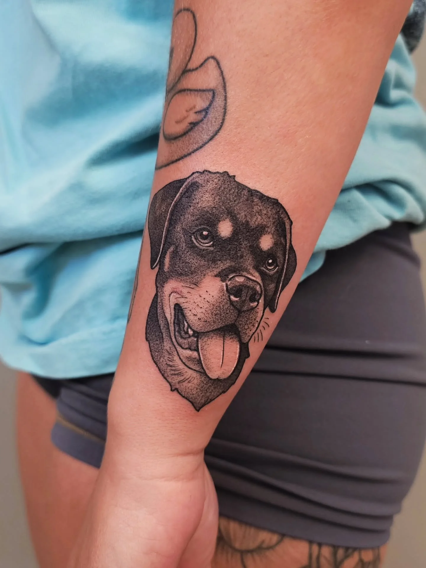 🐾 ROTTWEILER 🐾
bring me the dogs. any dog. any size. any color. one of my favorite things to tattoo ♡ let me immortalize your pets! thank you @amanda_lutz12 🫶

☆ BOOKS OPEN JULY 1ST FOR SEPTEMBER APPTS ☆

#dogportrait #dogtattoo #rottweiler #rottw