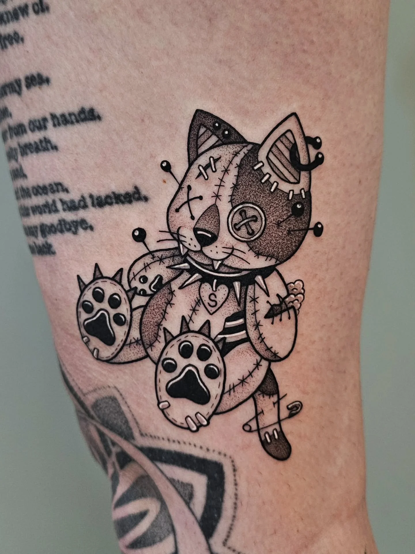 📍 VOODOO ragDOLL📍
this is the product of full trust, a simple idea &amp; no ai reference photos 😻 my bff @blackcatbodypiercing wanted a voodoo doll kitty and you best believe i put my all into this! naturally, she named him Stitches ♡

☆ BOOKS OPE