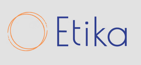 Logo mit orangefarbenem handgezeichnetem Kreis und blauer Schrift 'Etika'.