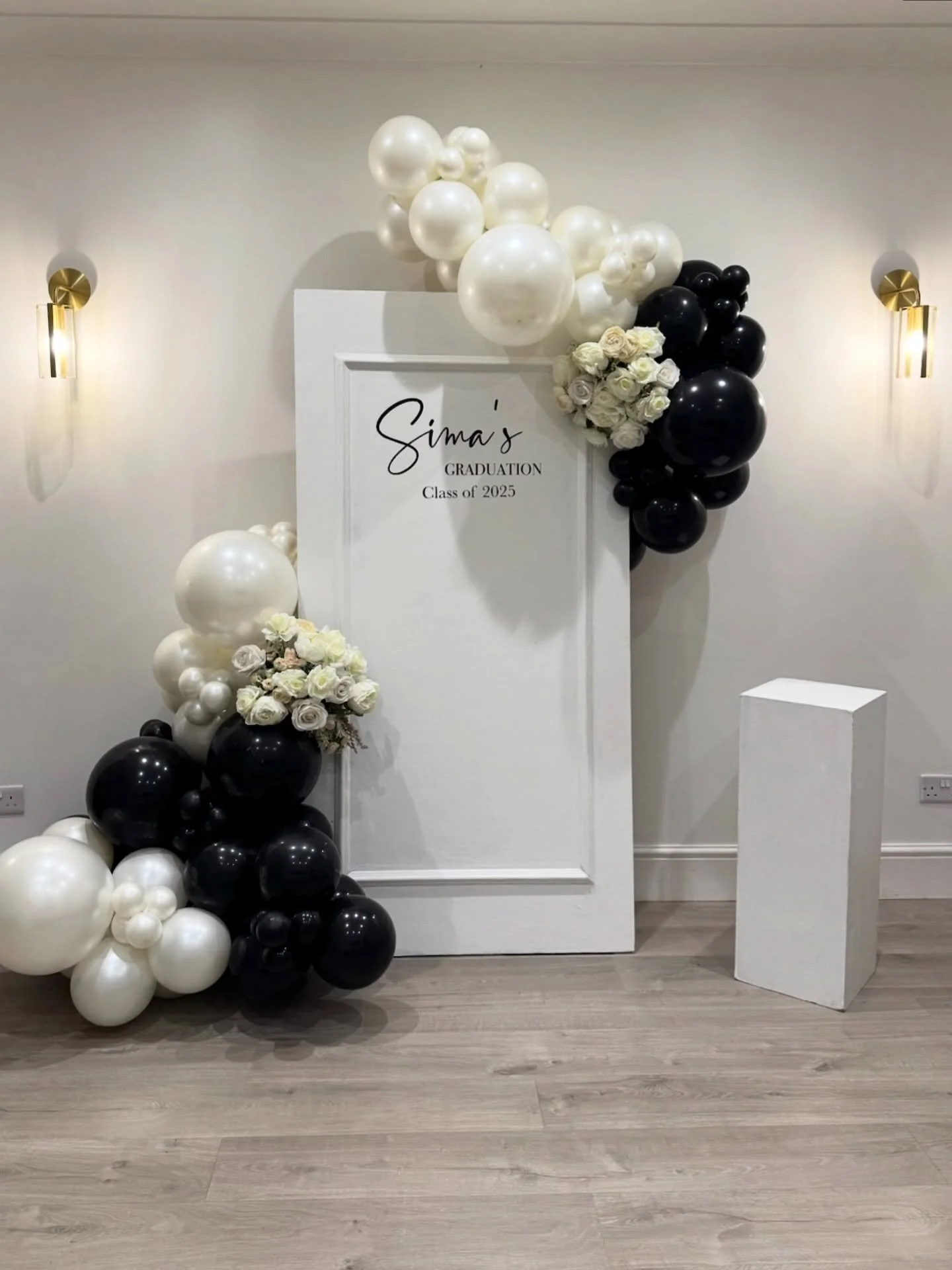 S I M A &lsquo; S 🤍🎓 G R A D 

Classic graduation set up 🫧🖤

#balloondecoration #balloonstylist #balloongarland #balloonarch #balloonart