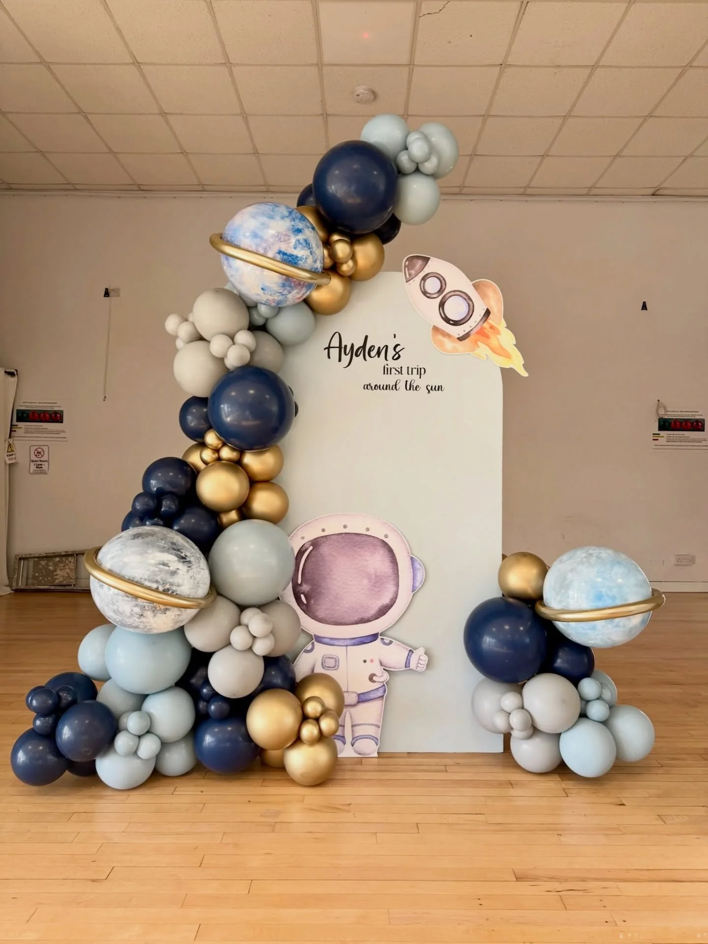 F I R S T 🚀🪐 T R I P ☀️ A R O U N D &bull; T H E ☄️ S U N 

Absolutely loved putting together this space themed display for Ayden&rsquo;s first birthday 🪐🚀

Cut outs - @eventful_prints 

#balloondecoration #spacethemedparty #balloongarland #ballo