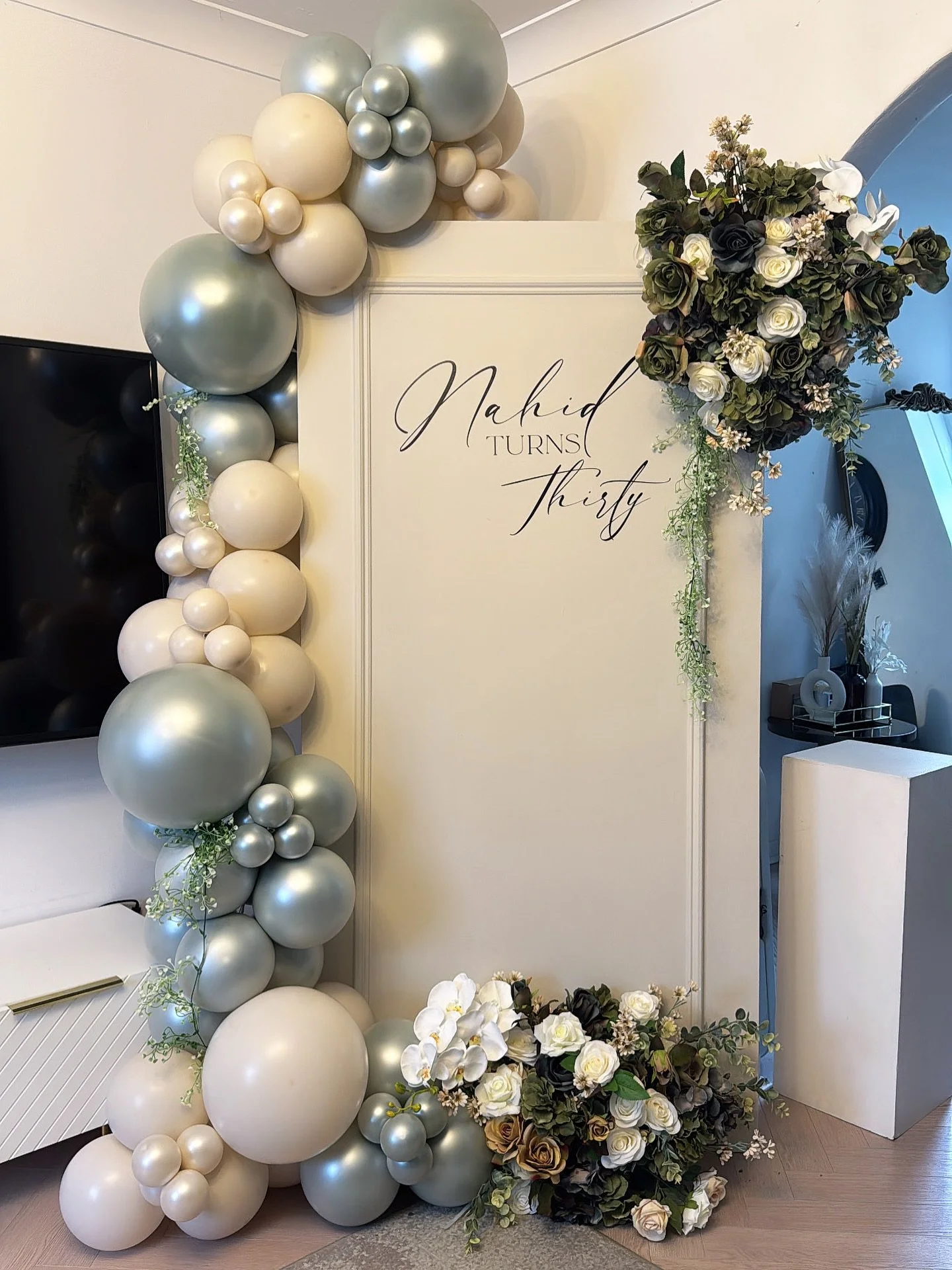 THE BIG 3️⃣0️⃣🌿🎉 

Sage green and beige tones to celebrate @chef.nahid special day!

#balloondecoration #balloonbouquet #balloongarland #balloonarch #balloonstylist