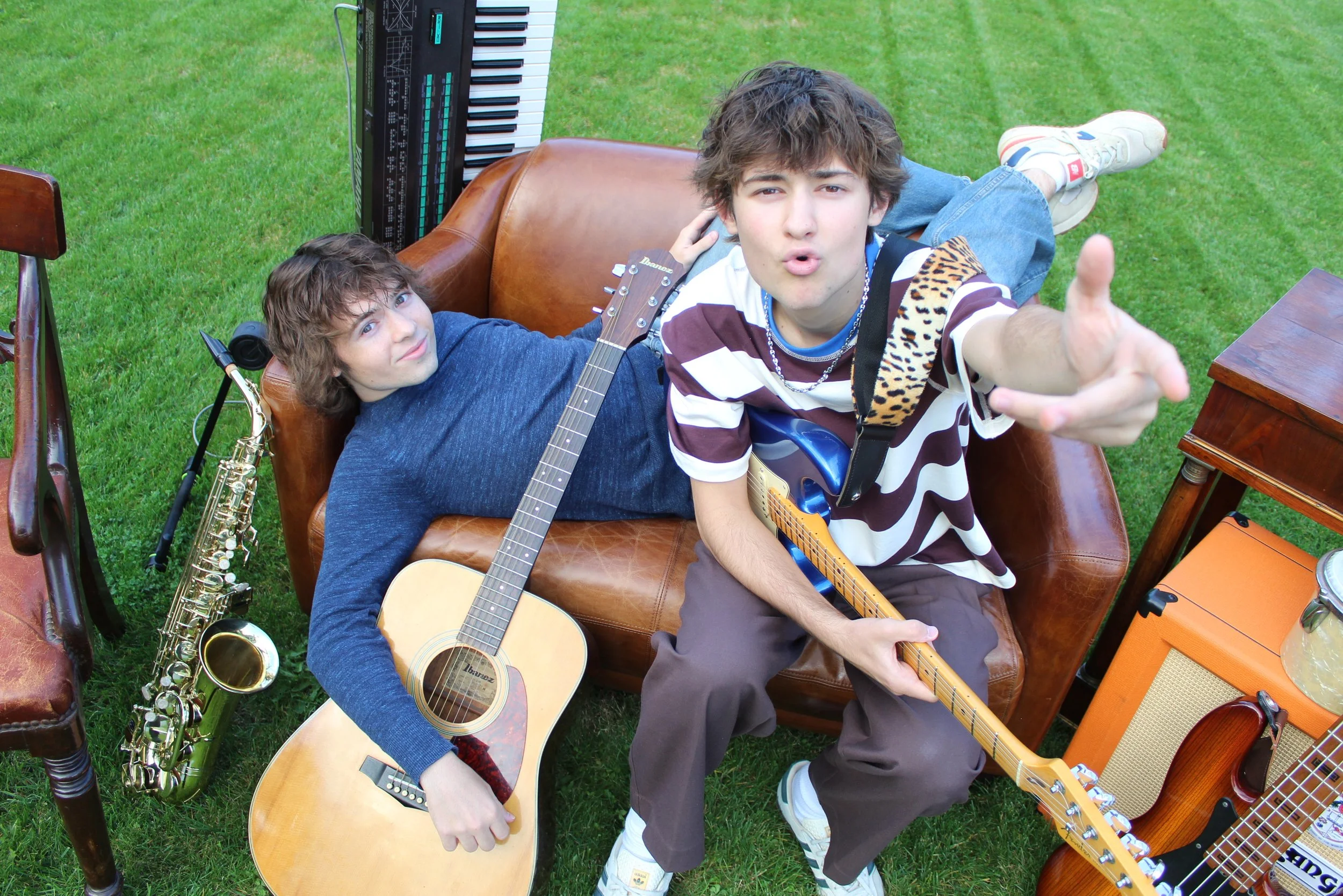 Musicians with guitar, bass and piano