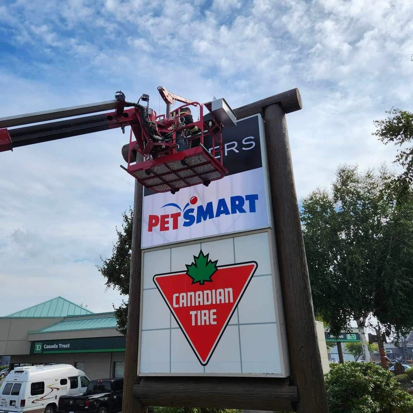 Winners Petsmart Pylon.jpg