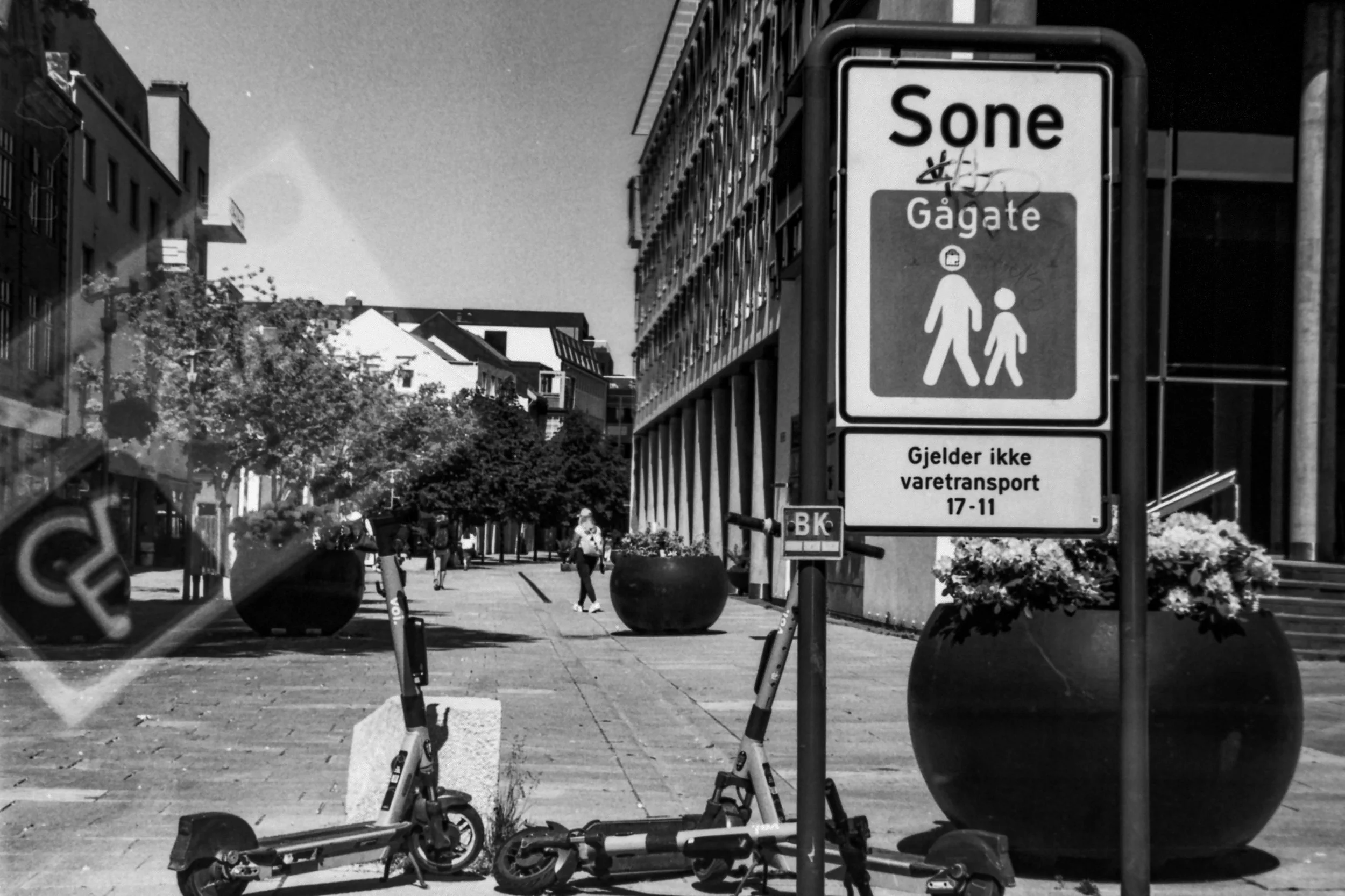 Gågate gjennom frontvindu | Pedestrian street through the windshield | Zorki 4, 35mm film