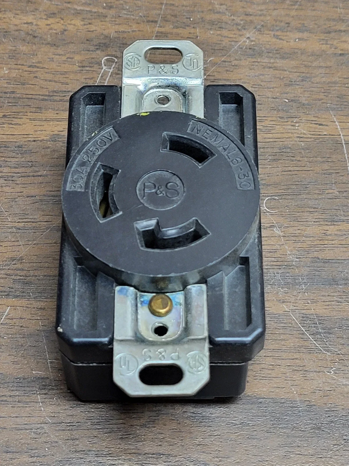 PASS AND SEYMOUR L630R TURNLOCK RECEPTACLE 3WIRE 30AMP 250VOLT NEW