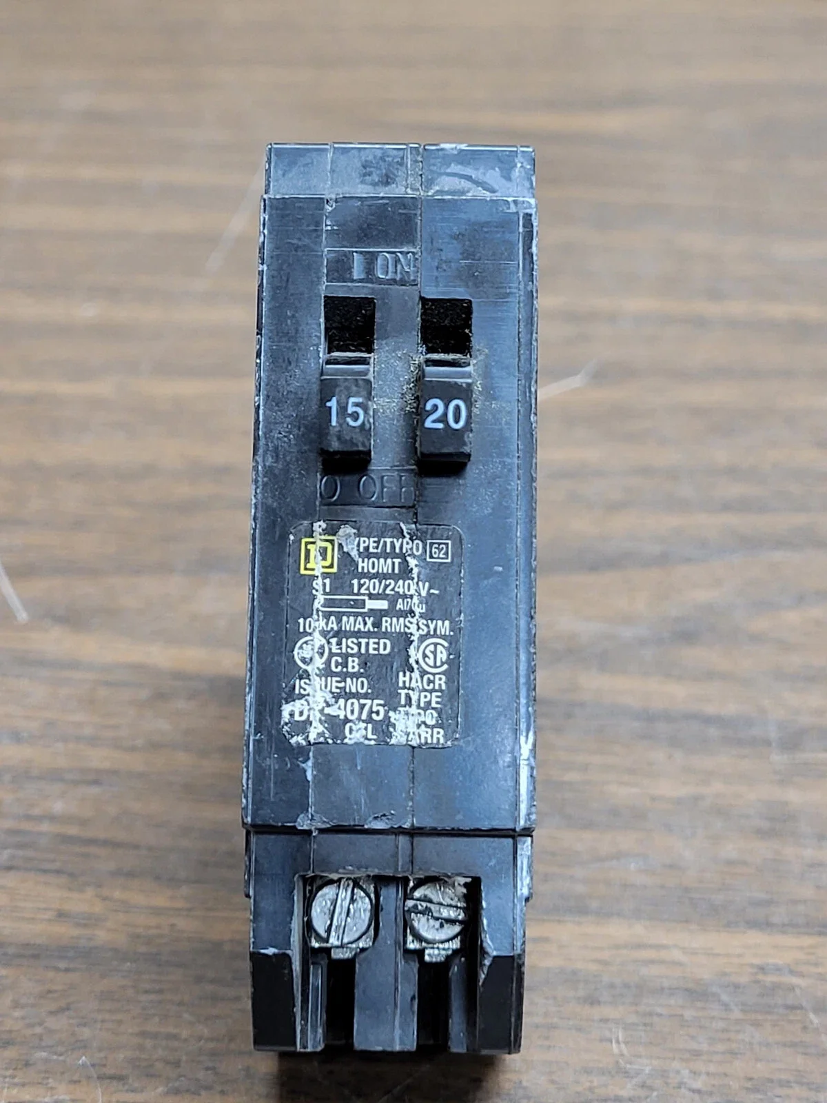 SQUARE D HOMT1520 ONE 15 AMP AND ONE 20 AMP TWIN TANDEM CIRCUIT BREAKER