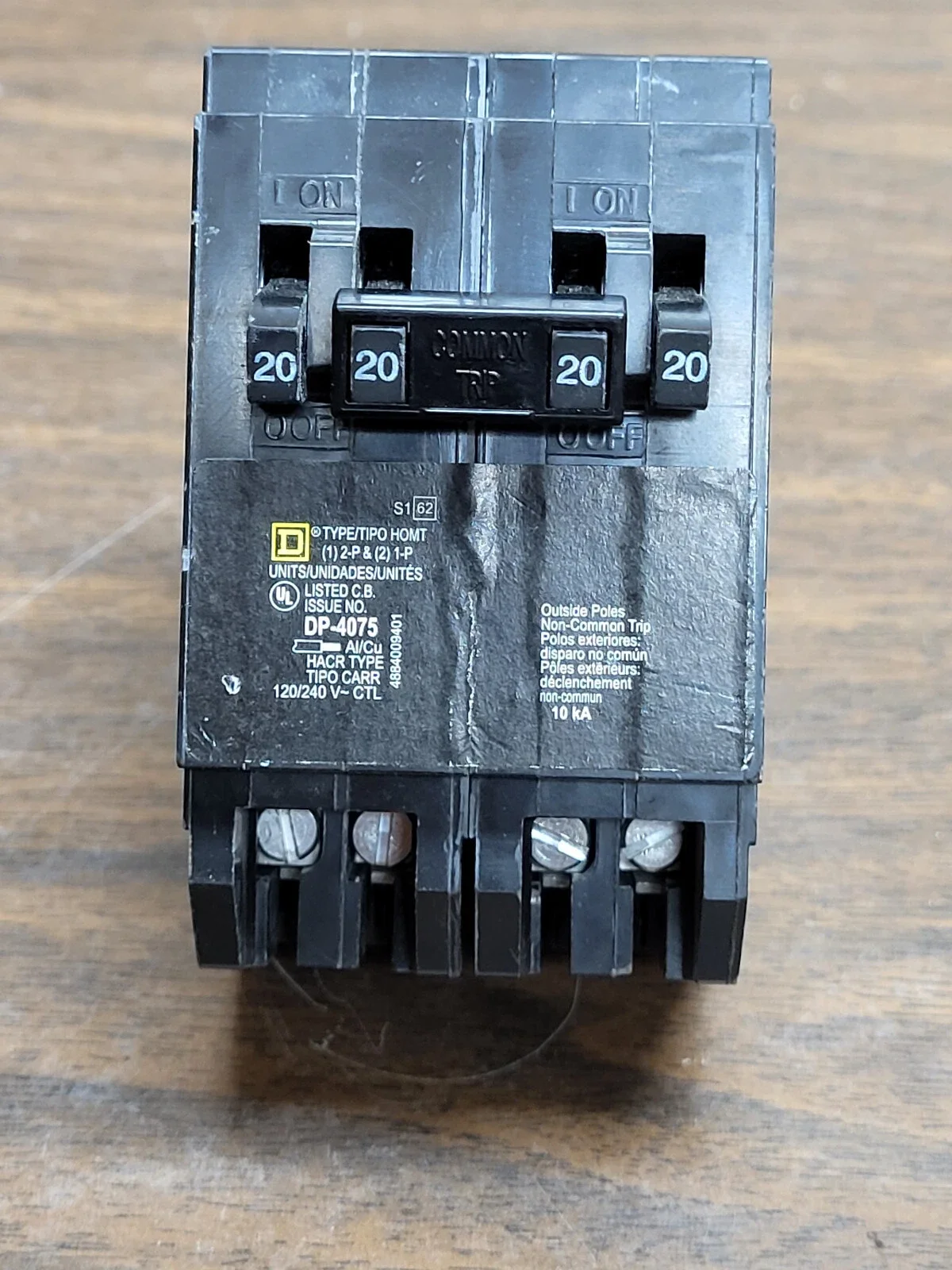 SQUARE D HOMT2020220 SQUARE D QUAD CIRCUIT BREAKER TWO 20A 1POLE & ONE 20A 2POLE