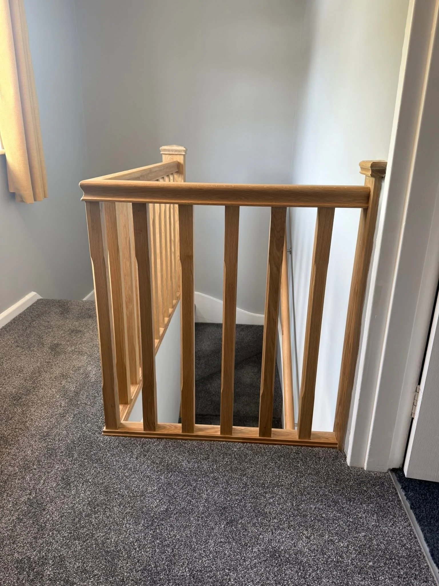 Solid oak landing balustrade with square spindles
