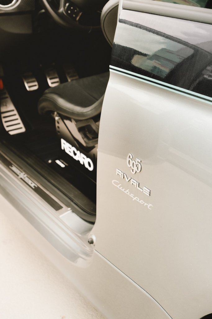 Ein Auto, ein weißer Mazda 6, mit offener Tür und einem Recaro-Sitz im Innenraum.