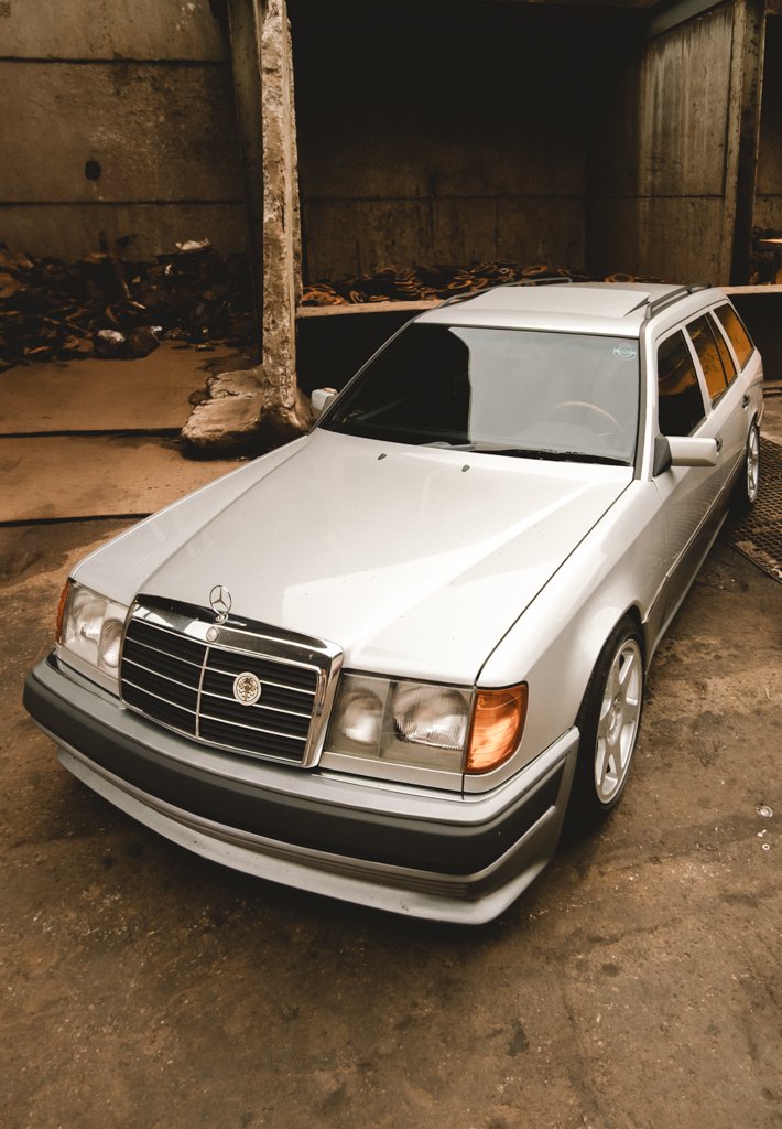 Silberner Mercedes-Benz Limousine in einer dunklen Garage.
