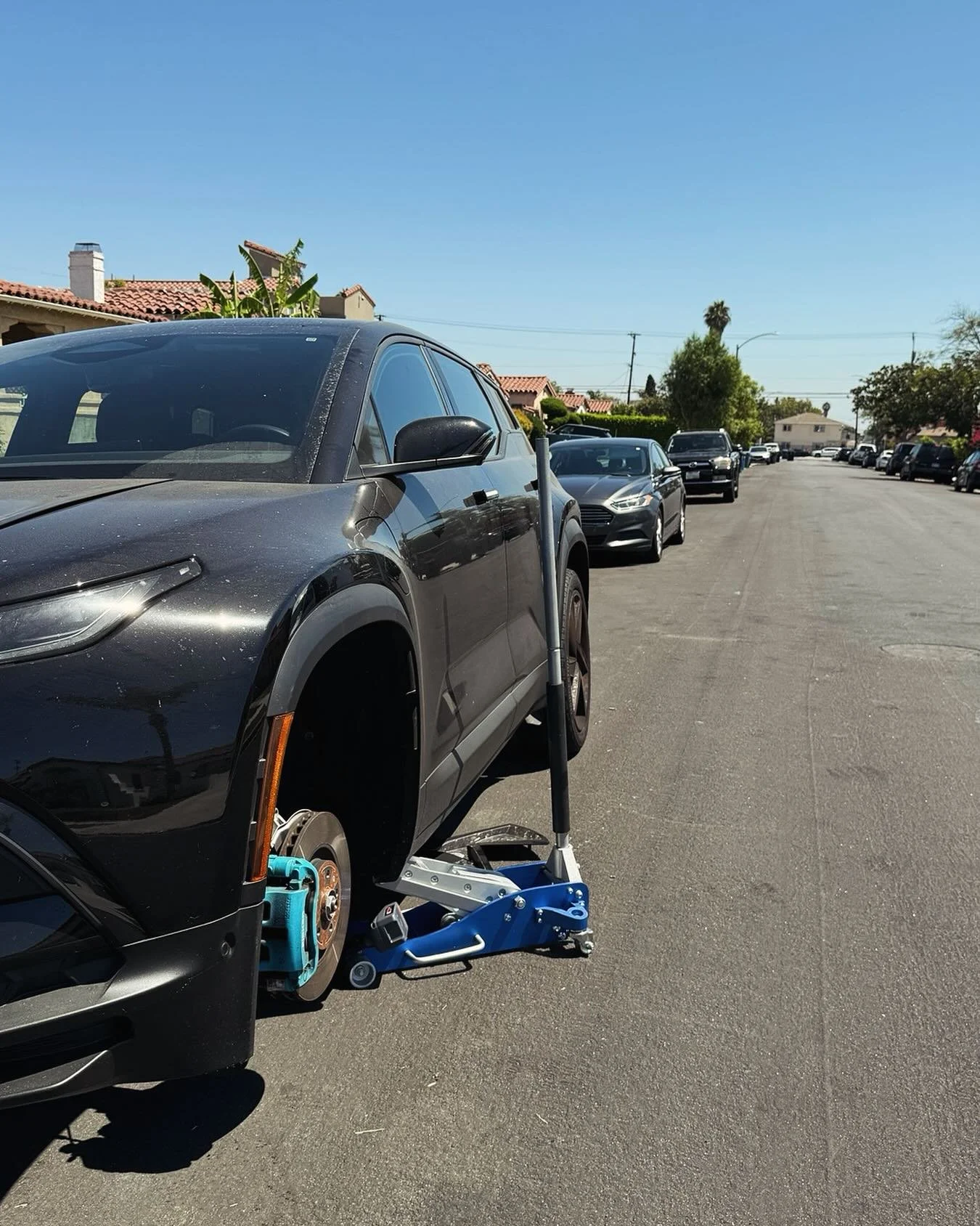 Time for new tires but can&rsquo;t find the time? We get it ⏰ That&rsquo;s why we bring quality tires straight to your driveway 🛞 You stay productive, we keep you safe in the road ✨🚗

📞 Call us at 323-327-5515 to book your appointment now

#losang