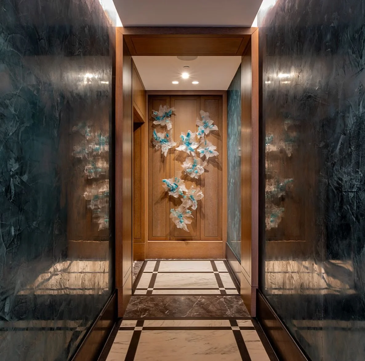 #ThrowbackThursday to the stunning artwork program at @stregisresboston ! This goregous building, designed by @elkusmanfredi is a landmark in the Seaport skyline🏙️

Inspired by the ocean, the building captures the essece of billowing sails, rolling 