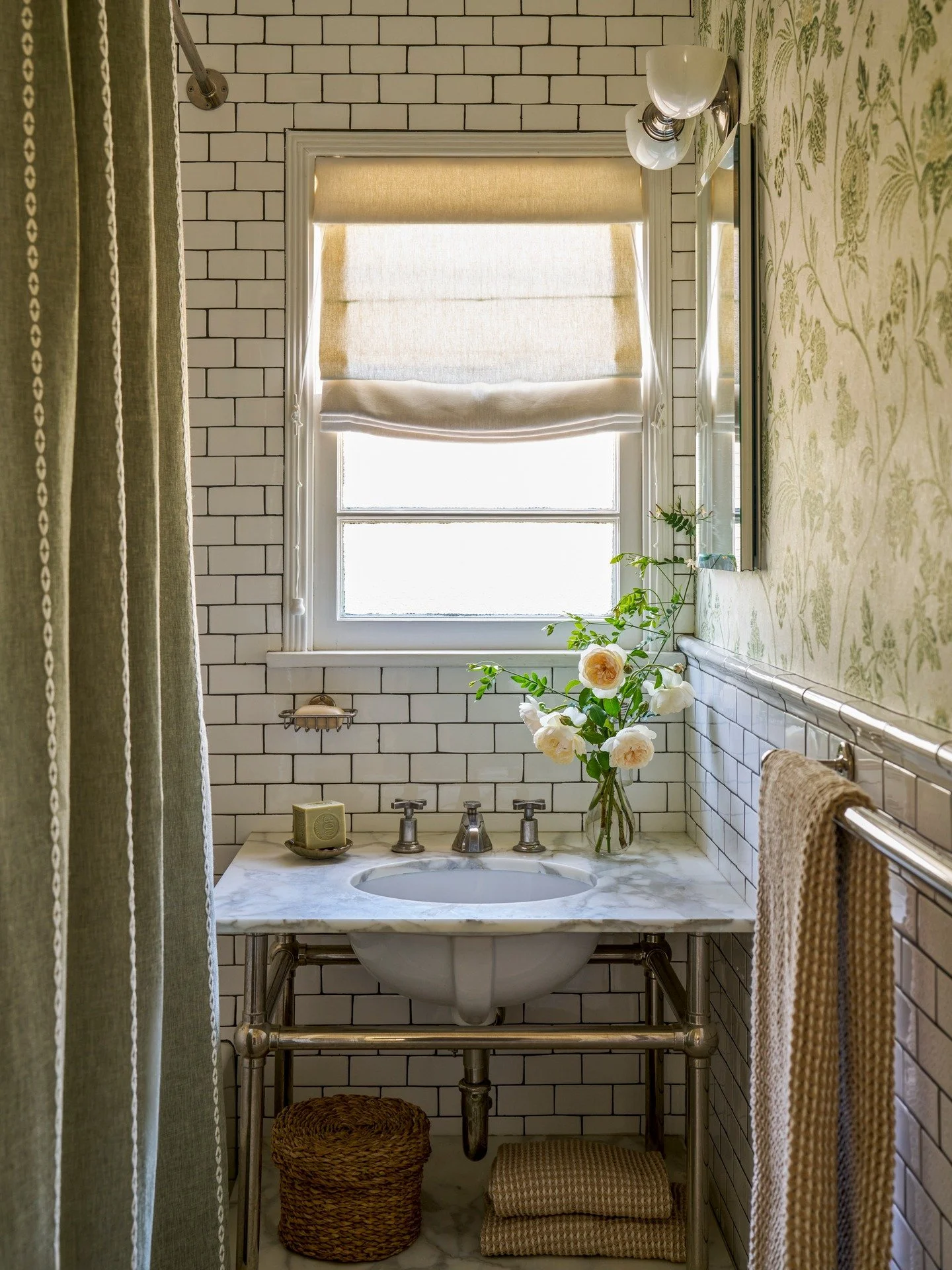 Florals aren't just for spring. We are welcoming fall with bold prints and warm earth tones.
📸: @peterbaker42