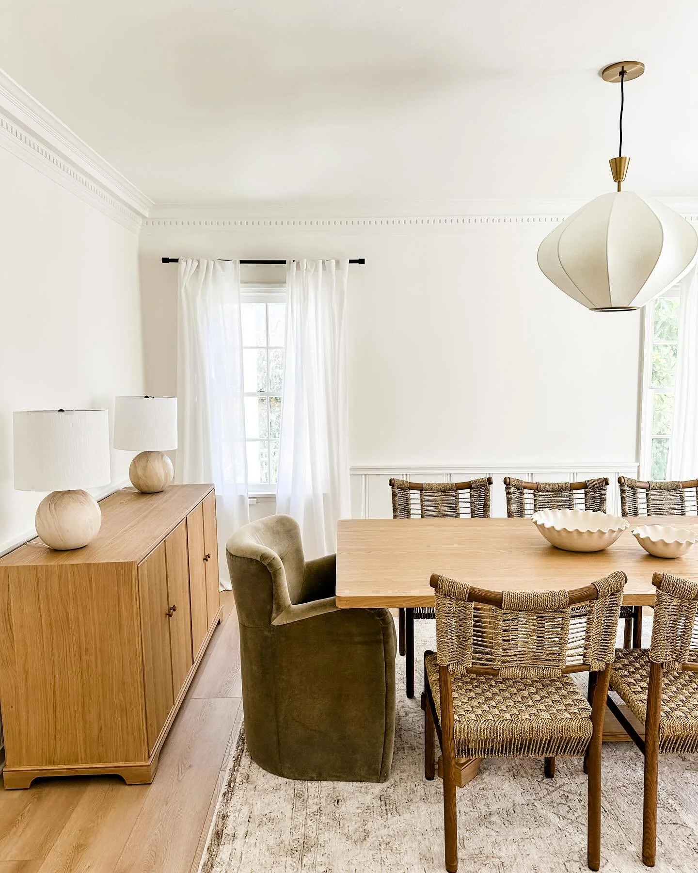 Light, bright &amp; airy in Beverly Hills&hellip; playing w/ pops of texture &amp; green to mimic the outdoors 🌿