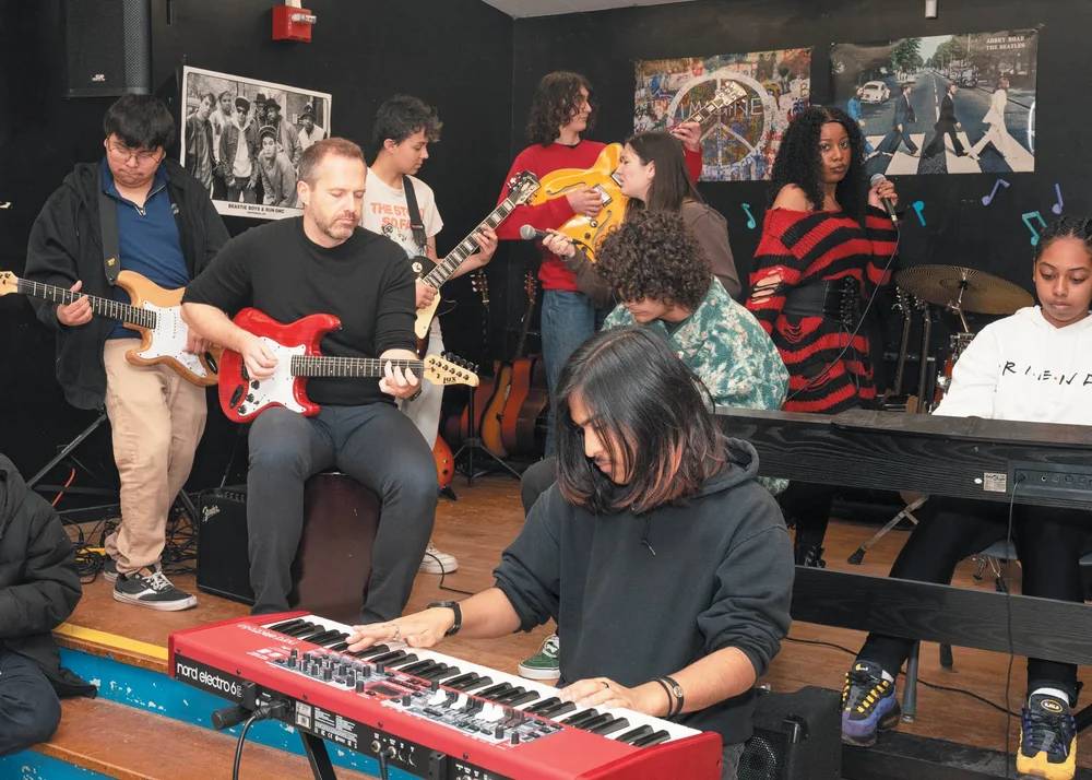 Markus Illko playing with students in the Lost Note studio