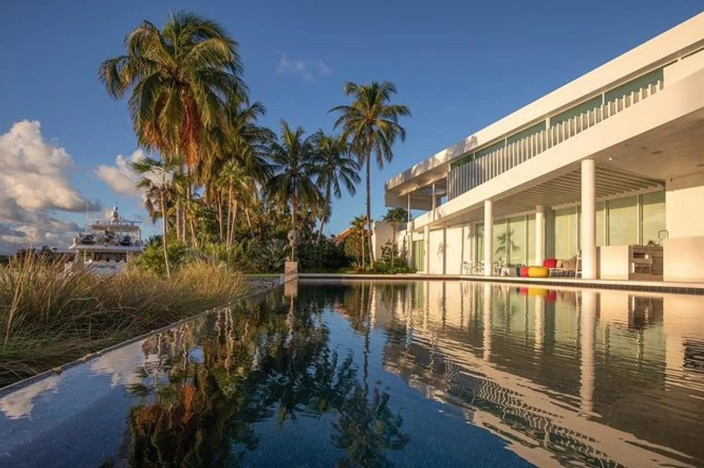 1300
&bull;
vivienda unifamiliar 
.
single family home
.
architecture: Capiello+Legorburu Arquitectos @capiellolegorburu -
landscape architect: Raymond Jungles, Inc. @rjistudio -
general contractor W.A. Bentz Construction, Inc. @wabentz_construction 