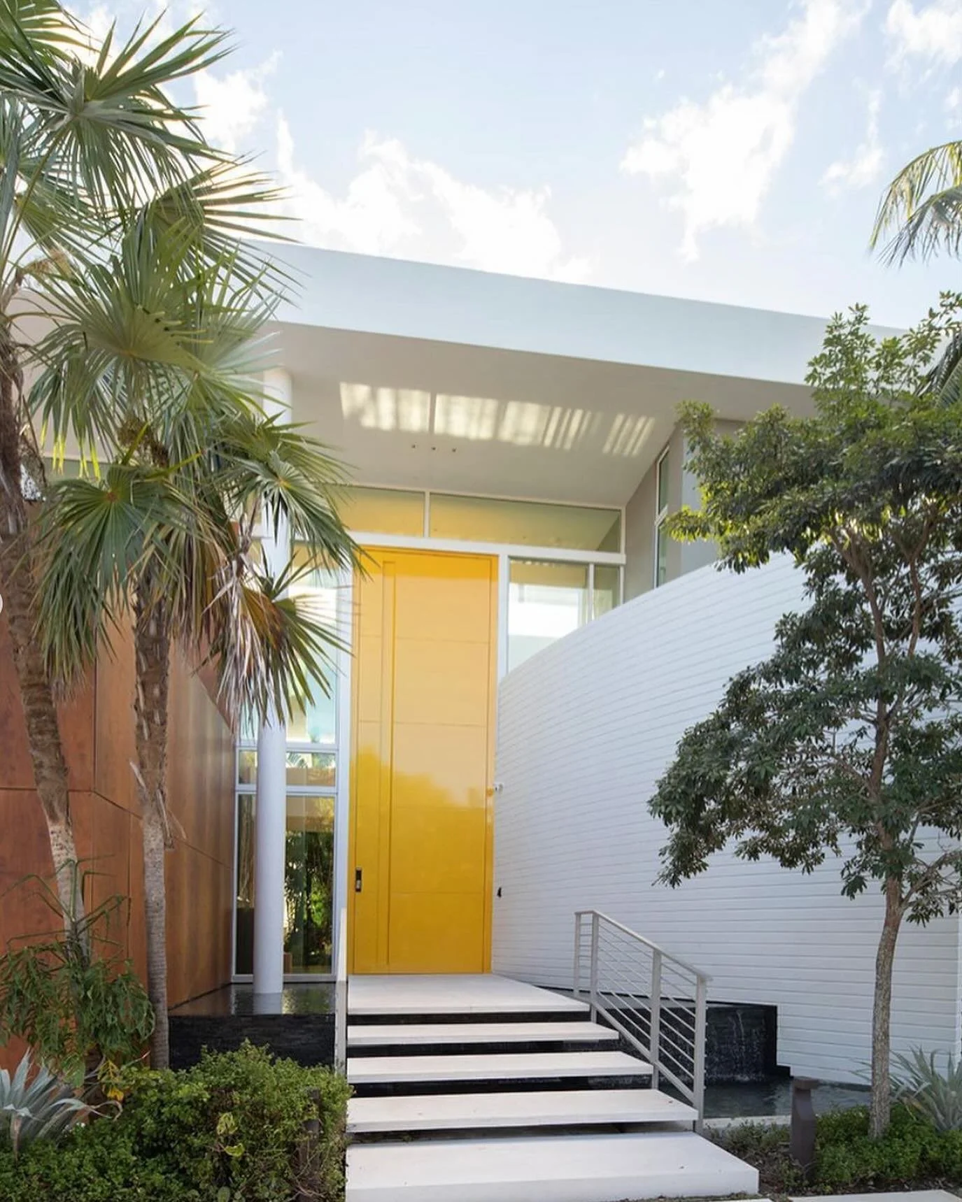 1300
&bull;
vivienda unifamiliar 
.
single family home
.
architecture: Capiello+Legorburu Arquitectos @capiellolegorburu -
landscape architect: Raymond Jungles, Inc. @rjistudio -
general contractor W.A. Bentz Construction, Inc. @wabentz_construction 