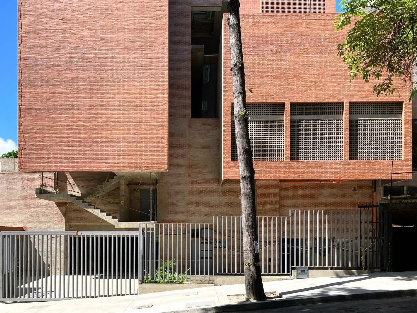 renovaci&oacute;n y ampliaci&oacute;n 
iglesia el rosal
.
centro pastoral y comunitario
cardenal lebrun
.
en construcci&oacute;n
.
francisco pimentel malaussena
mendoza capiello arquitectos
&amp; gustavo legorburu
.
proyecto original
gomez legorburu 