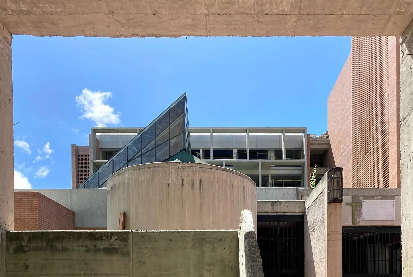 renovaci&oacute;n y ampliaci&oacute;n 
iglesia el rosal
.
centro pastoral y comunitario
cardenal lebrun
.
en construcci&oacute;n
.
francisco pimentel malaussena
mendoza capiello arquitectos
&amp; gustavo legorburu
.
proyecto original
gomez legorburu 
