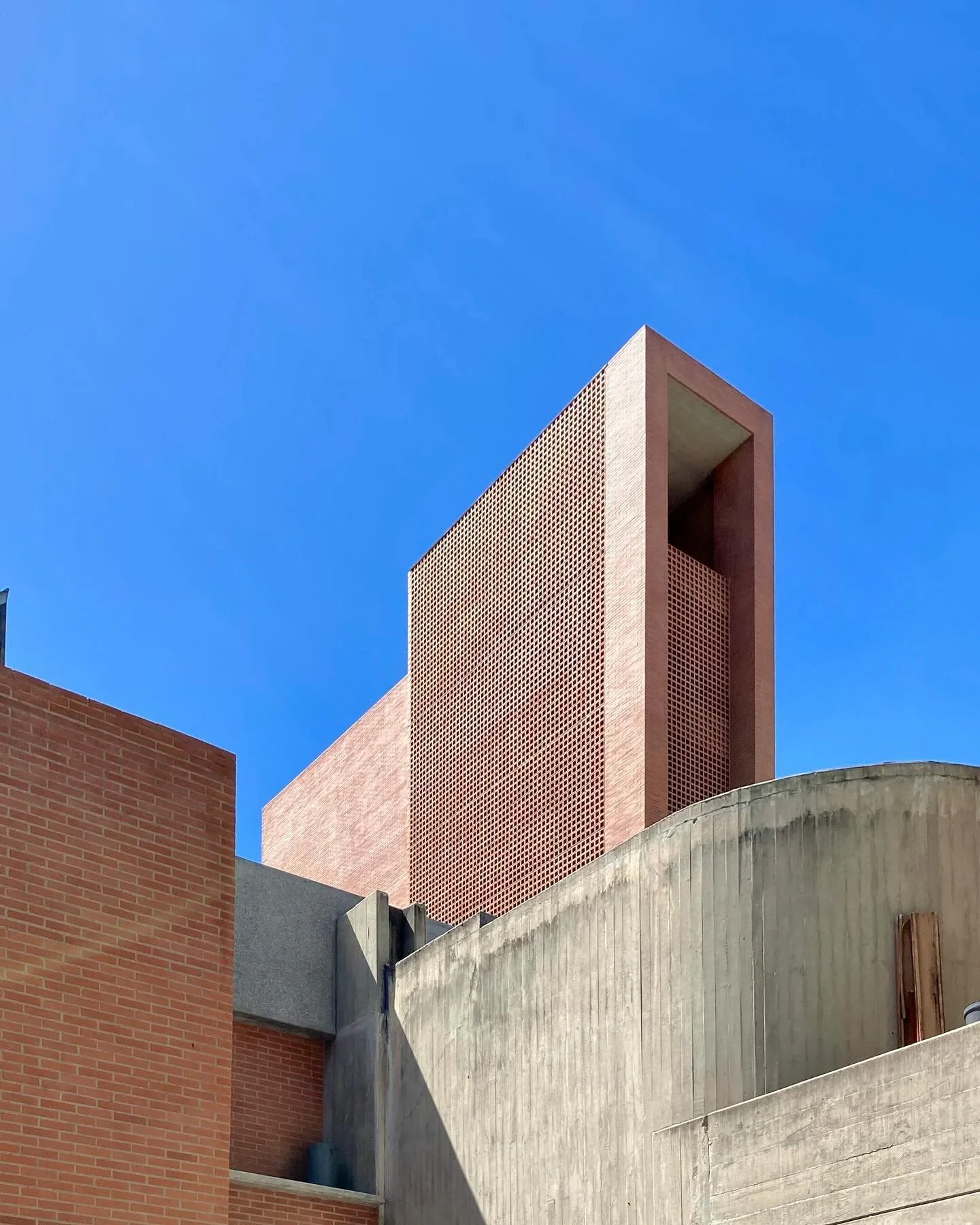 renovaci&oacute;n y ampliaci&oacute;n 
iglesia el rosal
.
centro pastoral y comunitario
cardenal lebrun
.
en construcci&oacute;n
.
francisco pimentel malaussena
mendoza capiello arquitectos
&amp; gustavo legorburu
.
proyecto original
gomez legorburu 