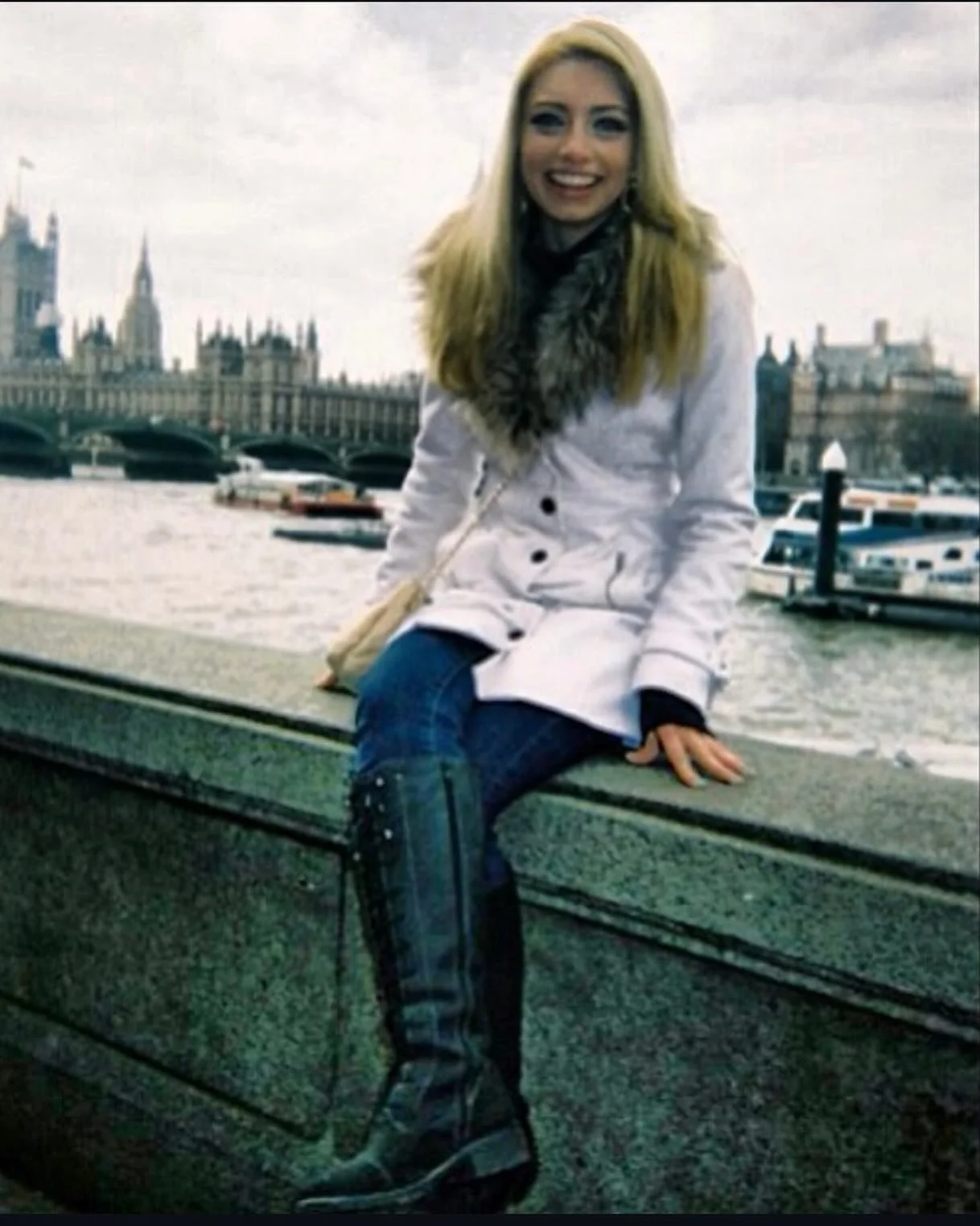 eighteen in london, smiling at the start of &ldquo;the bunny suit&rdquo; ✨
&bull;
&bull;
&bull;
#TheBunnySuit #Memoir #WritersOfInstagram #ComingOfAge #GirlhoodStories #MemoryAndMeaning