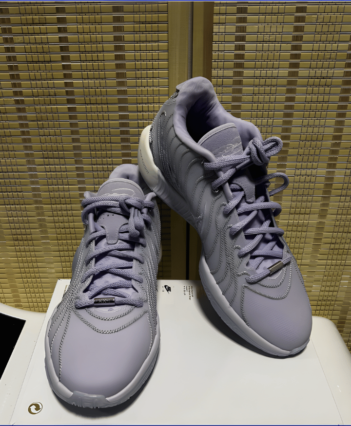 running sneakers with lace-up design for men or women casual footwear