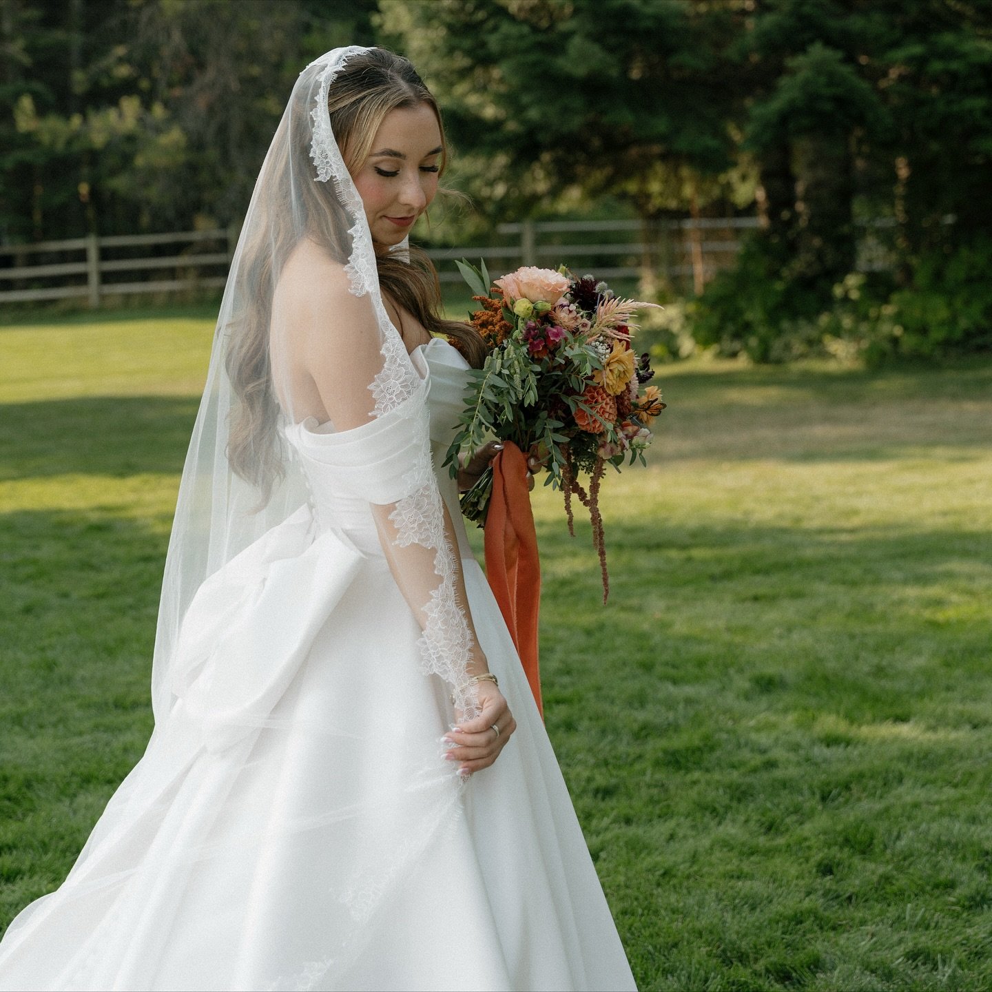 Still dreaming about her veil 🤍🤍🤍

Bride @_withlovekt 
Photography @lizastephenson.photo 
Location @quailrunranch_and_weddings