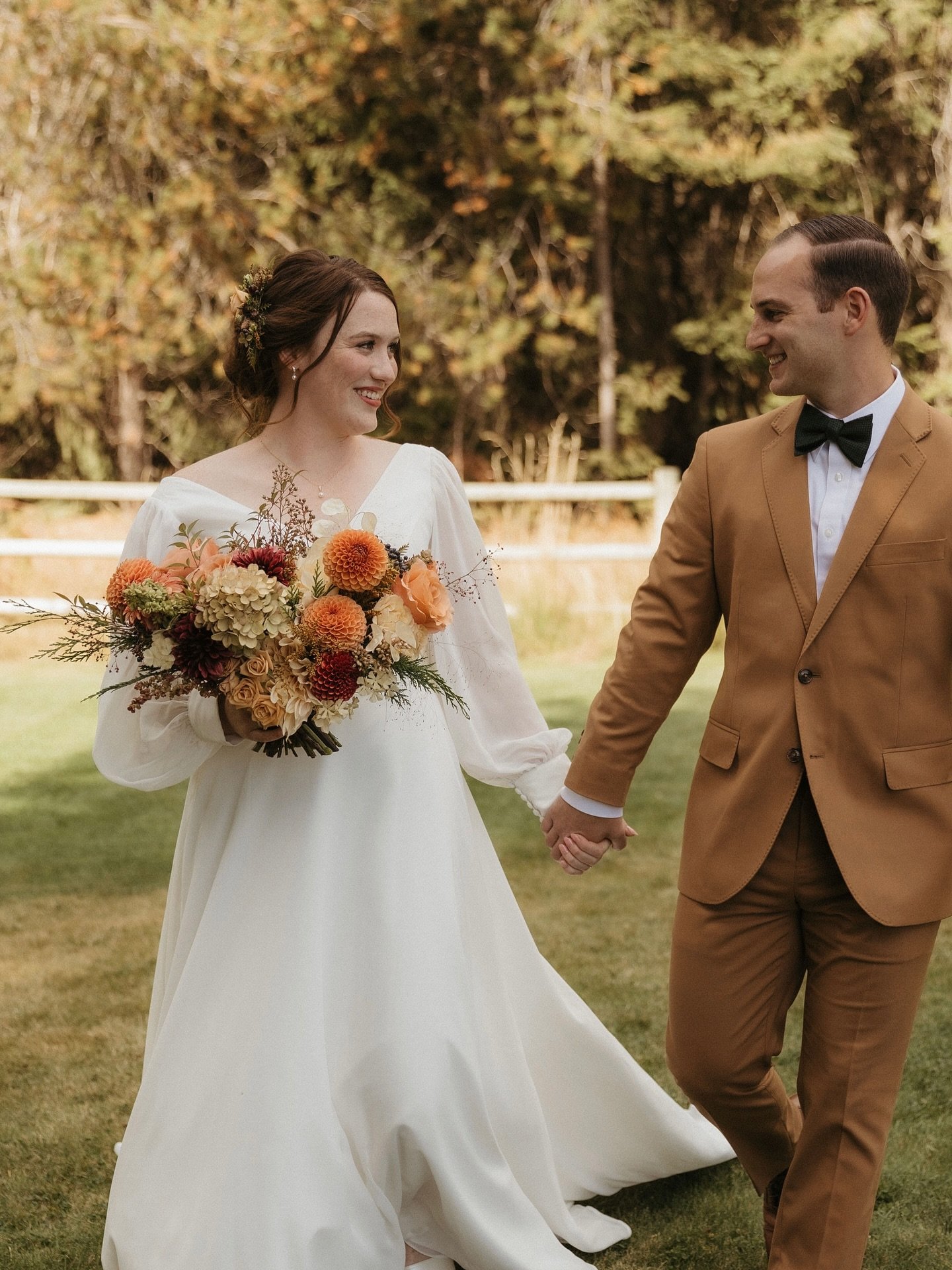 Happy 1 year to this beautiful couple!!! 🩷🩷 

I can&rsquo;t believe a whole year has already gone by since this beauty got married! Such an honor it was to get to be apart of your special day❤️Cheers to many more! 

Bride: @_abby.wilson 
Flowers: @