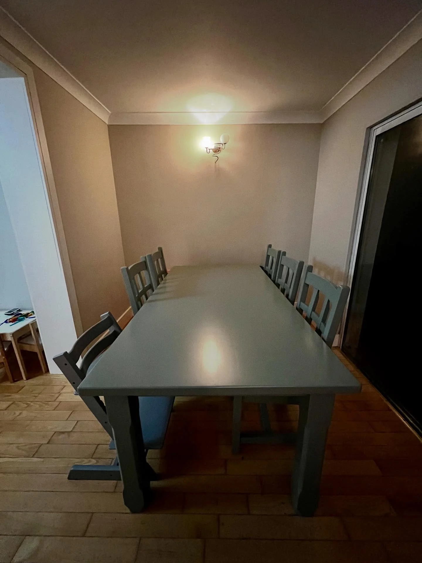 🌿 I gave a new life to a wooden table with chairs, fully painted in green.
A fresh look, full of energy and natural vibes! ✨

#Refurbished #WoodenFurniture #FreshLook #GreenStyle