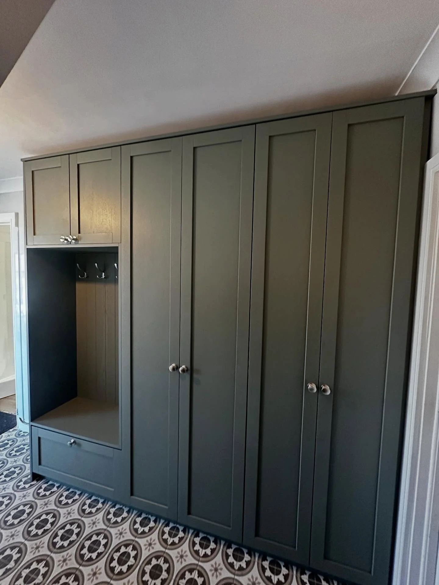 🔹 Custom-made wardrobe, crafted with attention to detail &ndash; generous storage space, modern design, and full functionality.
🟢 Elegant dark green finish
🪝 Integrated coat hooks
📦 Practical drawers and cabinets
Perfect for an organized and welc