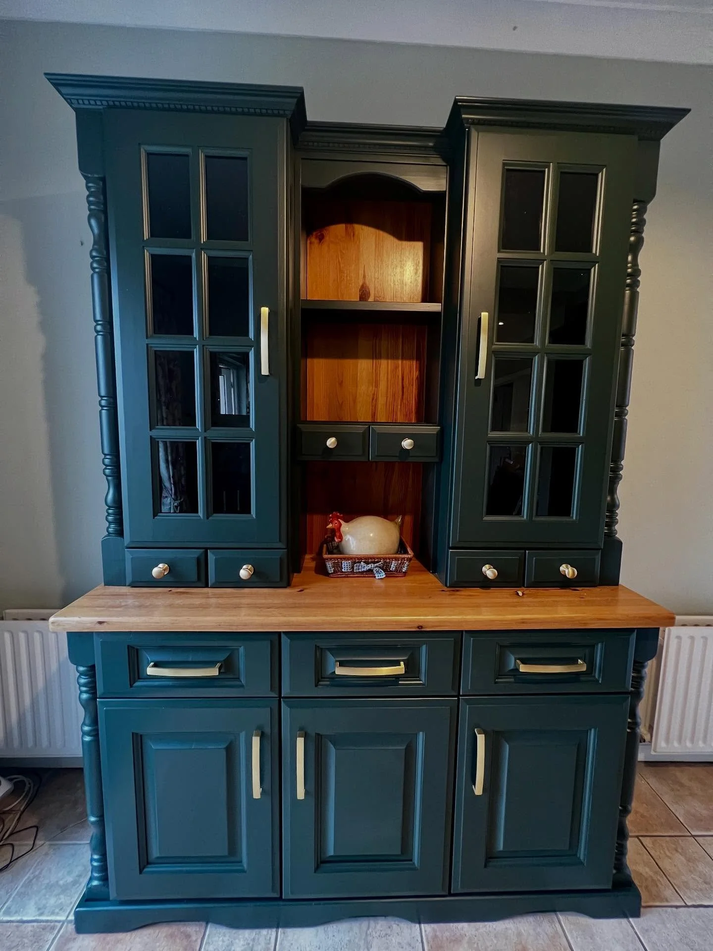 💎I made a major transformation to this unit &ndash; brought it back to life with an elegant mix of dark green and lacquered wood accents, turning it into a modern and stylish centerpiece.

#FurnitureMakeover #UpcycledFurniture #DarkGreenInteriors #W