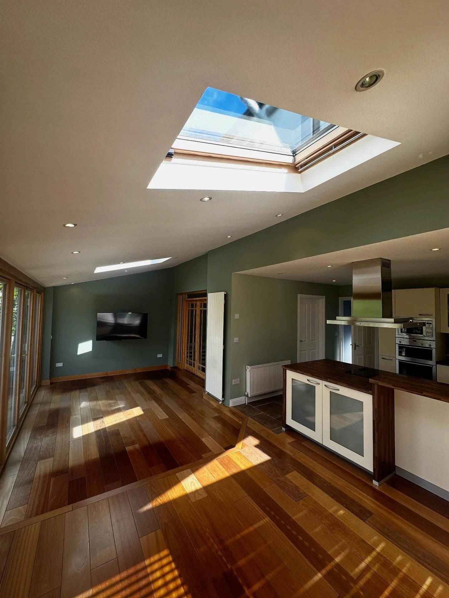 🌿 Fresh transformation in shades of green!
I&rsquo;ve just finished painting a few rooms, combining dark green with light green for an elegant and natural contrast. ✨
The result? A space full of life, balance, and freshness! 🏡💚

#interiordesign #p