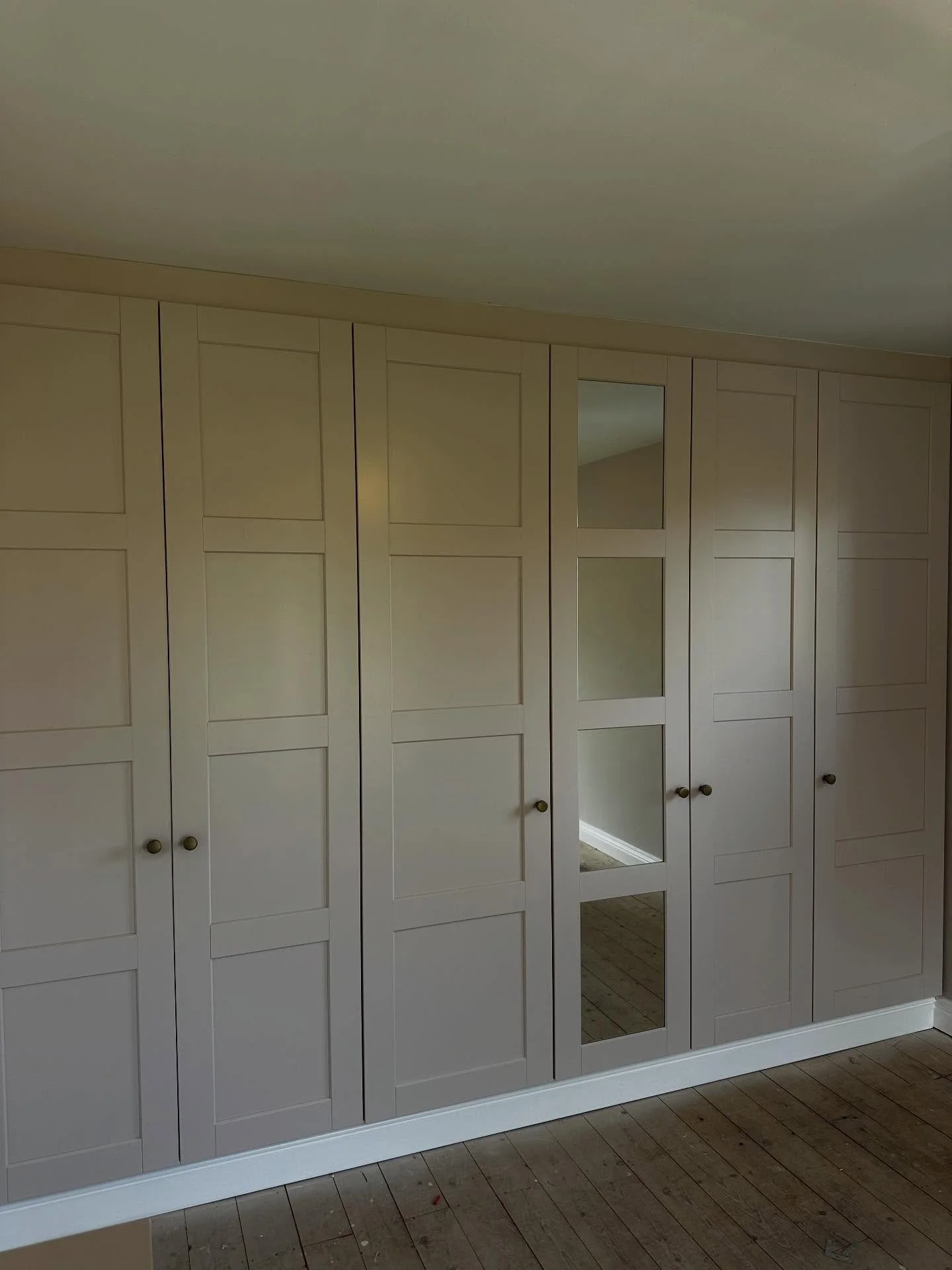 Another transformation completed ✔️
This cabinet has been resprayed in the beautiful Lowland shade &mdash; subtle, modern and perfect for brightening interiors.
Quality prep, smooth finish, long-lasting results.

#FurnitureSpraying #Lowland #DeluxeCo