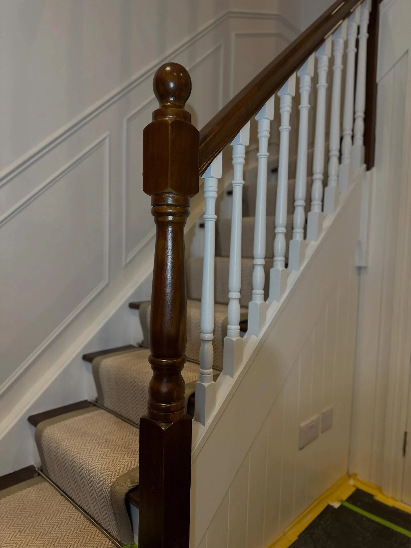 Finished this staircase in a dark lacquer combined with a clean white finish ✨
This project required a lot of patience and attention to detail 🔎
The result turned out beautifully &mdash; the details truly make the difference 🔨✨

#DeluxeCoatings #St