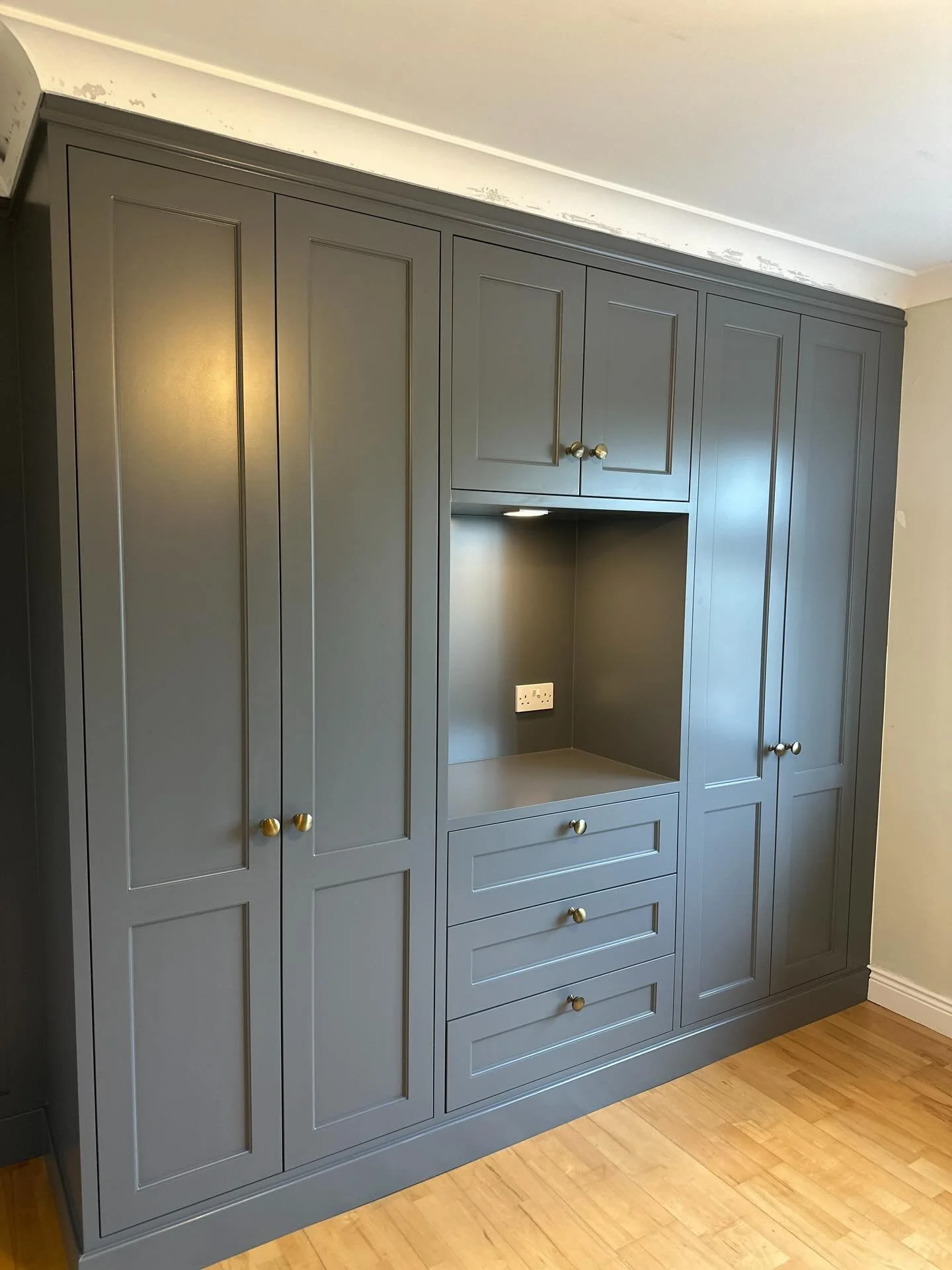 Freshly Finished Built-ins &ndash; RAL 7015💎

🔹 We&rsquo;ve just completed these two custom projects in RAL 7015, a deep grey that gives the space a solid, modern, and elegant look.
🔹 The smooth finish and clean lines completely transform the room