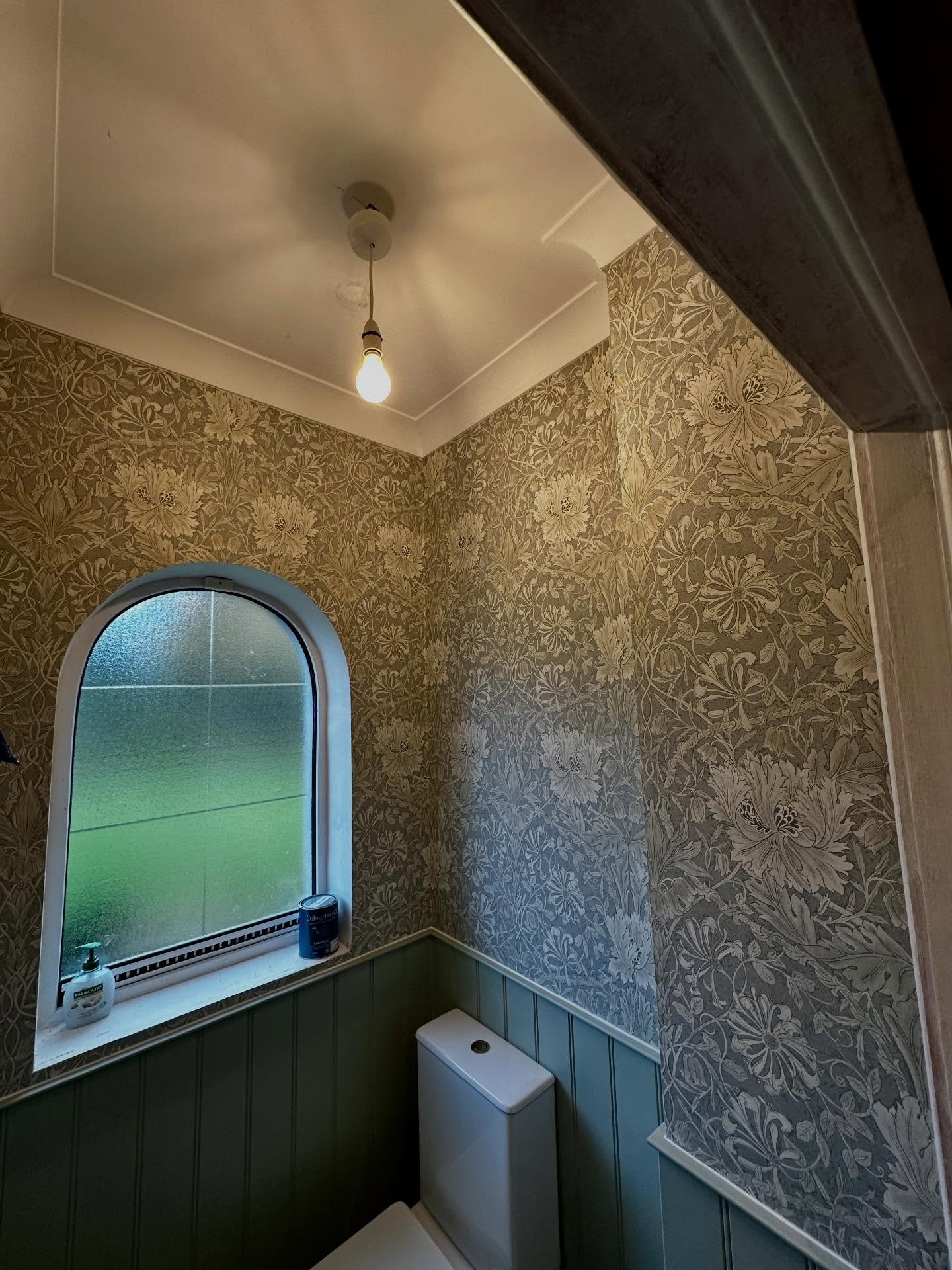 Wallpaper hanging in a small bathroom, completed ✔️
A floral composition that adds personality, freshness, and an elegant touch to the space. 🌿✨

#wallpaperhanging #wallpaperdesign #smallbathroom #interiordetails #floralwallpaper #bathroomdecor #int