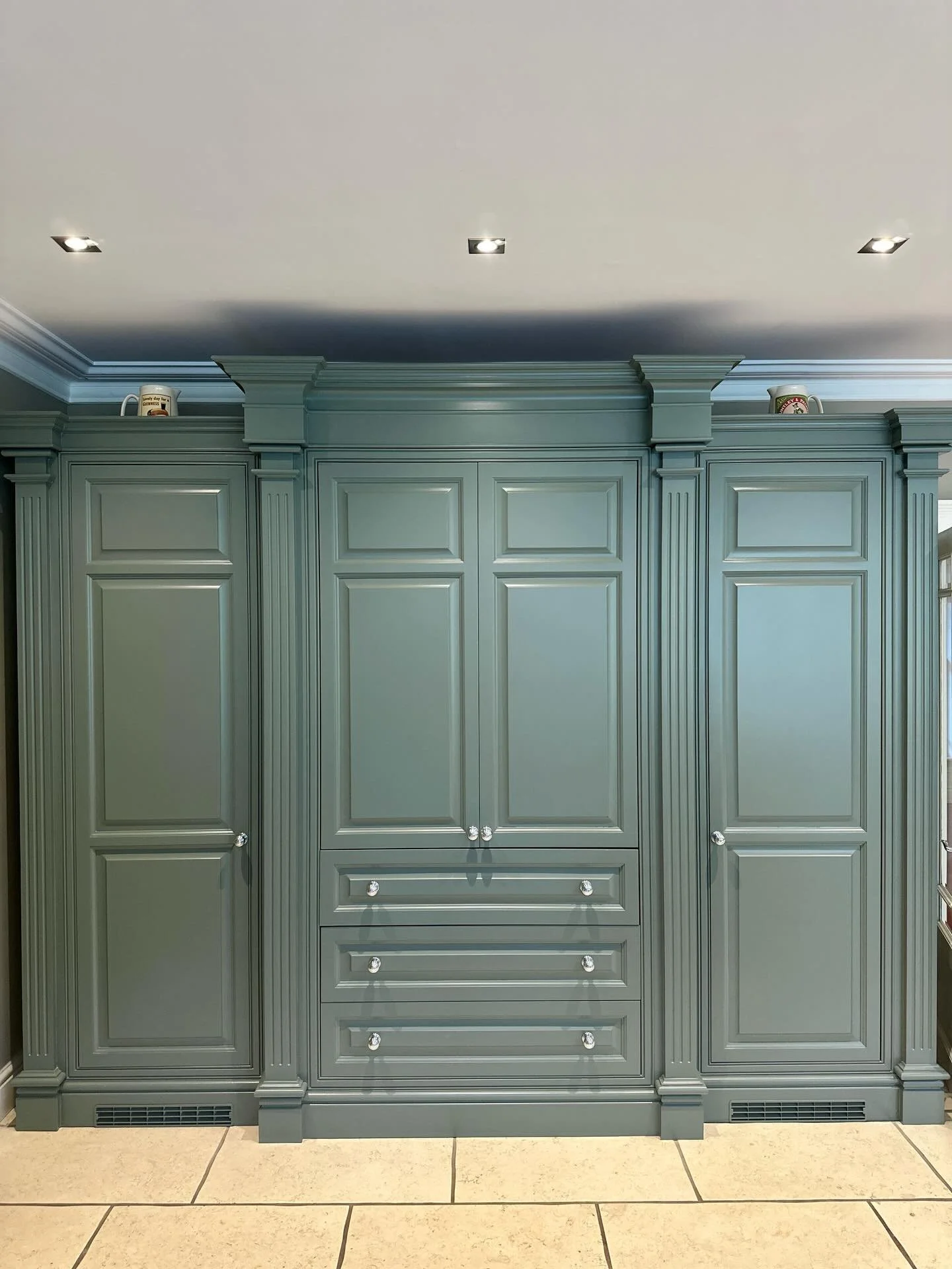 Two impressive, wide cabinets crafted in a classic aristocratic style🏛️, inspiring strength, elegance, and long-lasting quality. The well-defined lines, solid proportions, and refined finish create a statement interior where craftsmanship and attent