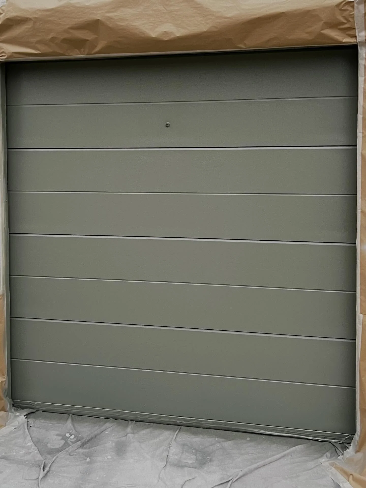 💚 A fresh upgrade that changes everything!
PVC garage door repainted in a clean, modern green, with a smooth and durable finish.
Sometimes, all it takes is the right color to elevate the entire look of a home.

✔️ clean finish
✔️ long-lasting color
