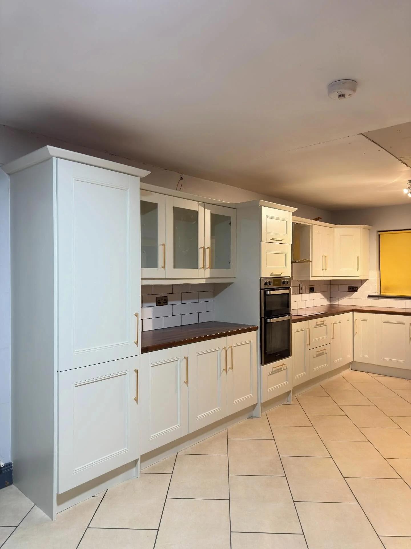 🎨 Complete transformation! This kitchen came to life in School House White, elegant and timeless.

#KitchenDesign #SchoolHouseWhite #HomeDecor #RenovationGoals #BrightSpaces