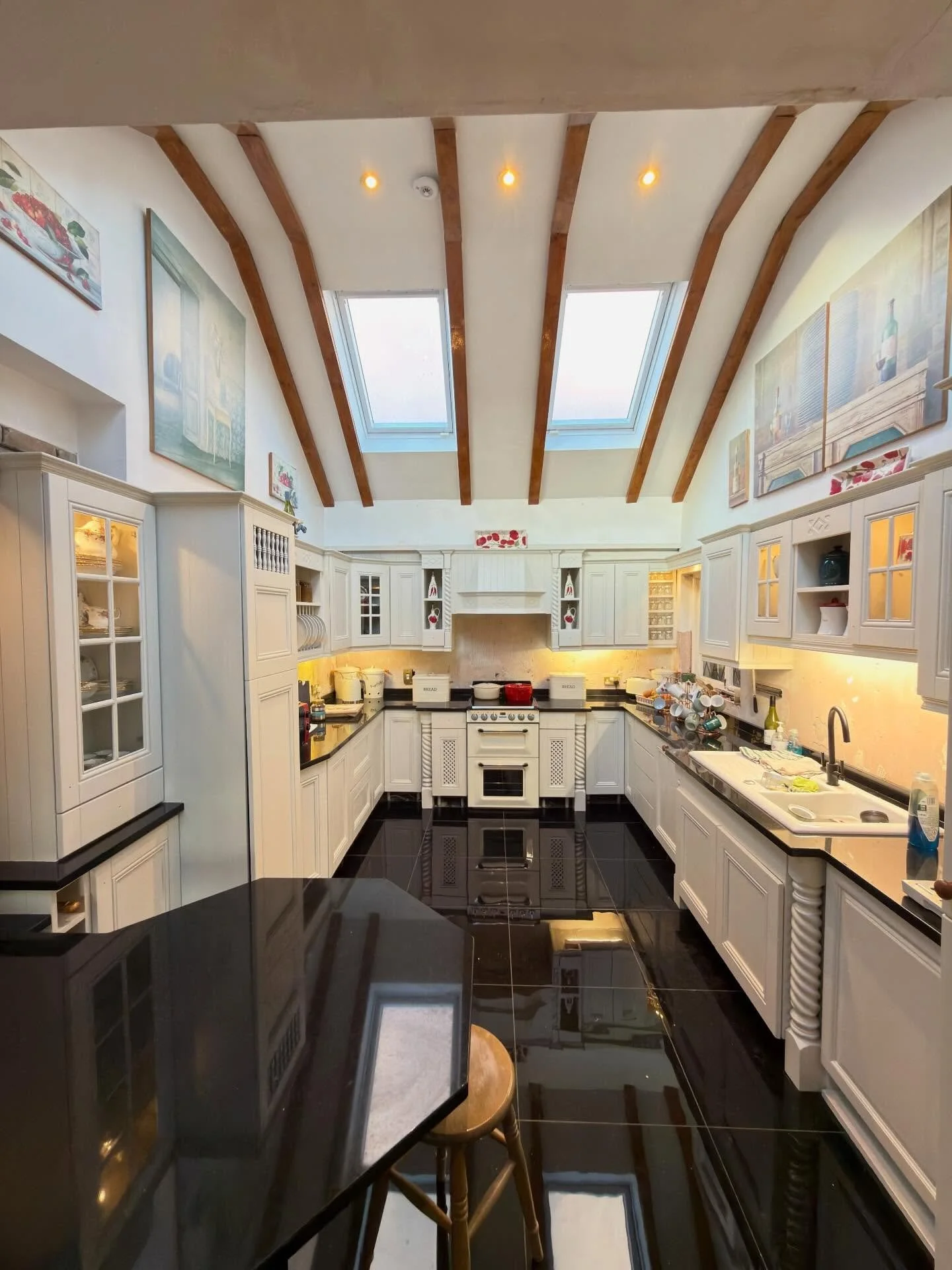 A lacquered kitchen brought back to life in an elegant cream shade - brighter, more modern, and much more welcoming.
Premium finish, attention to detail, and a result that completely changes the feel of the space.🧑&zwj;🎨

#KitchenMakeover #SprayPai