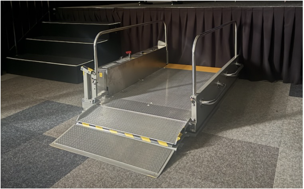 Motorised lift to the wheeler centre stage