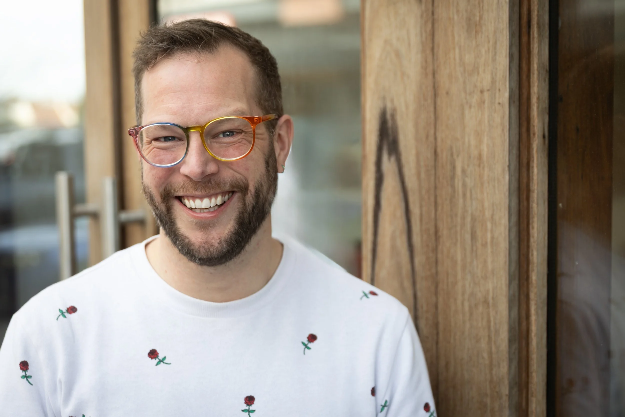 A smiling Michael Earp from the shoulders up.